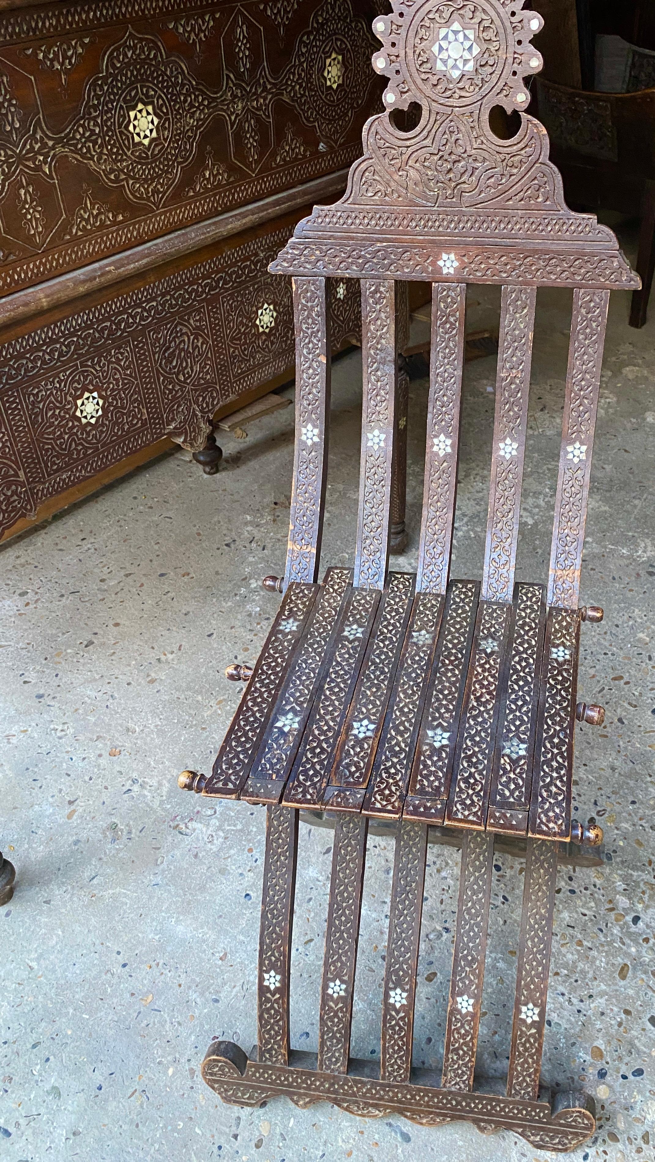 Bureau et chaise anciens en marqueterie de nacre de style mauresque en vente 4