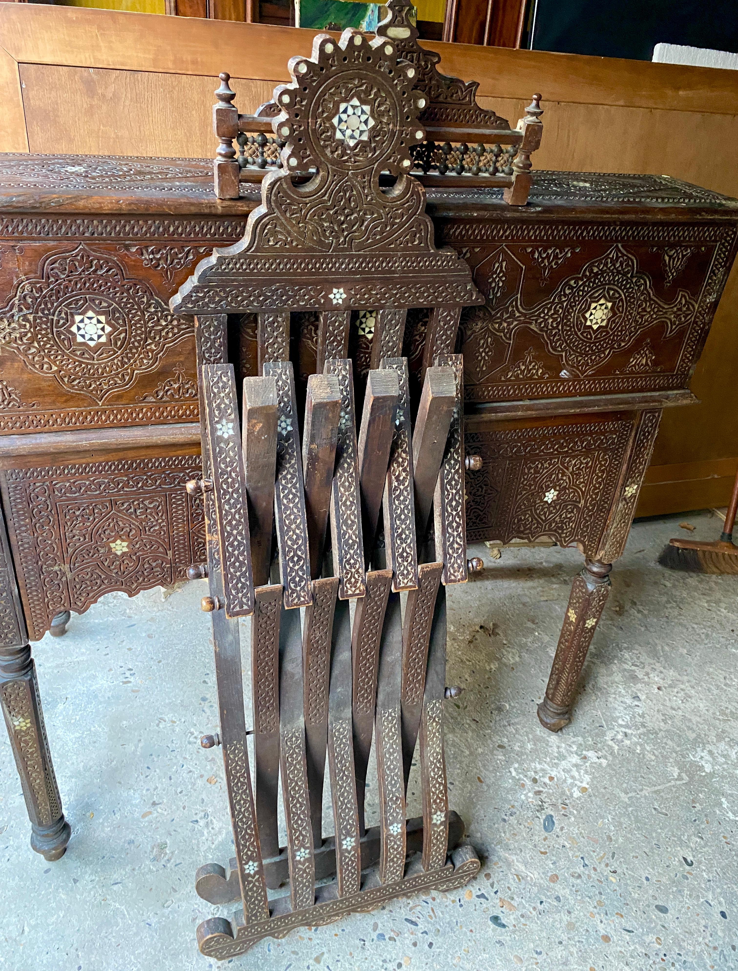 Bureau et chaise anciens en marqueterie de nacre de style mauresque en vente 5