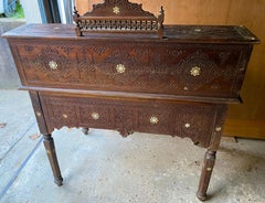 Ancien ensemble bureau et chaise circa 1920, bureau en marqueterie de style mauresque