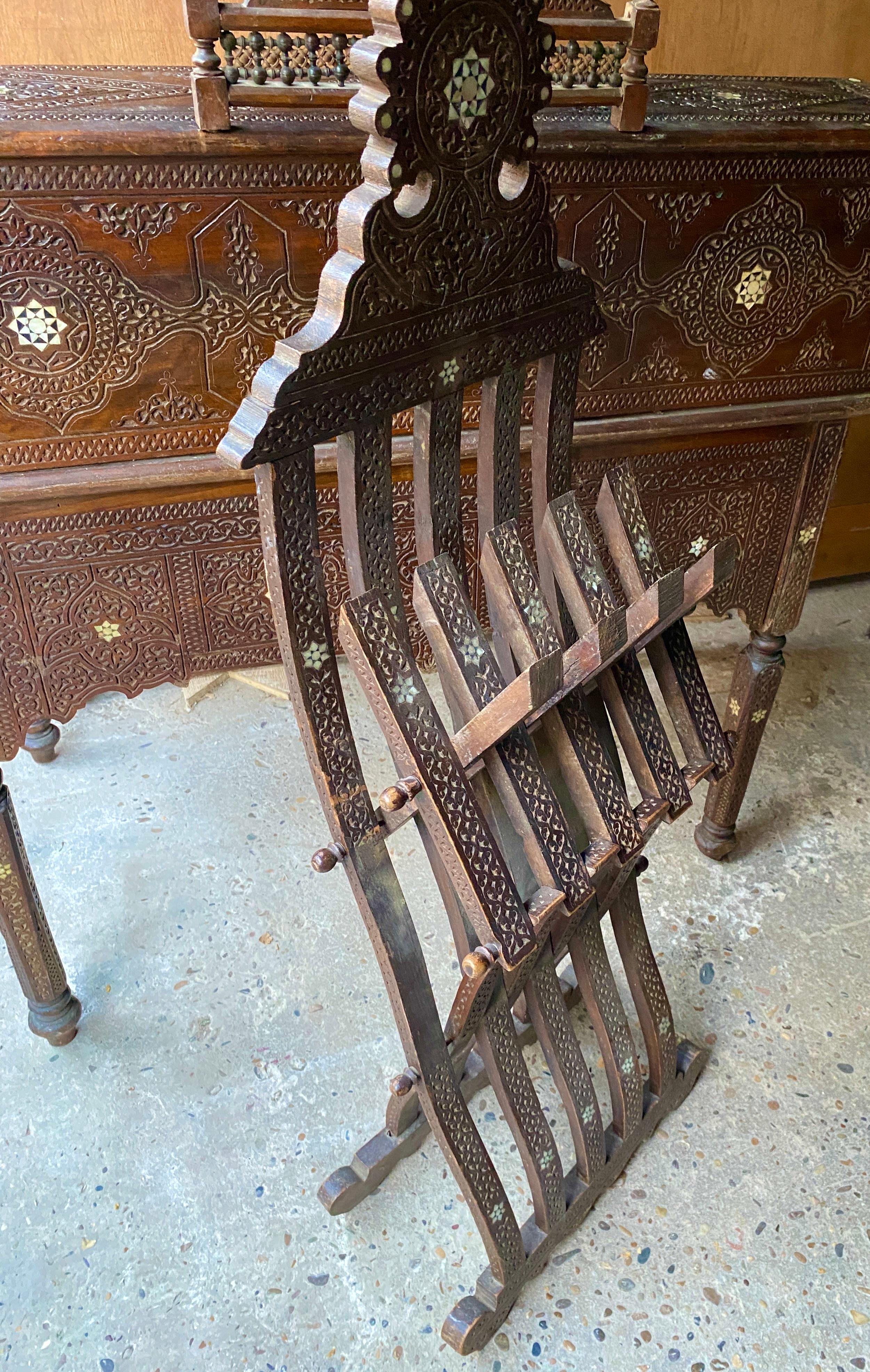 20ième siècle Bureau et chaise anciens en marqueterie de nacre de style mauresque en vente