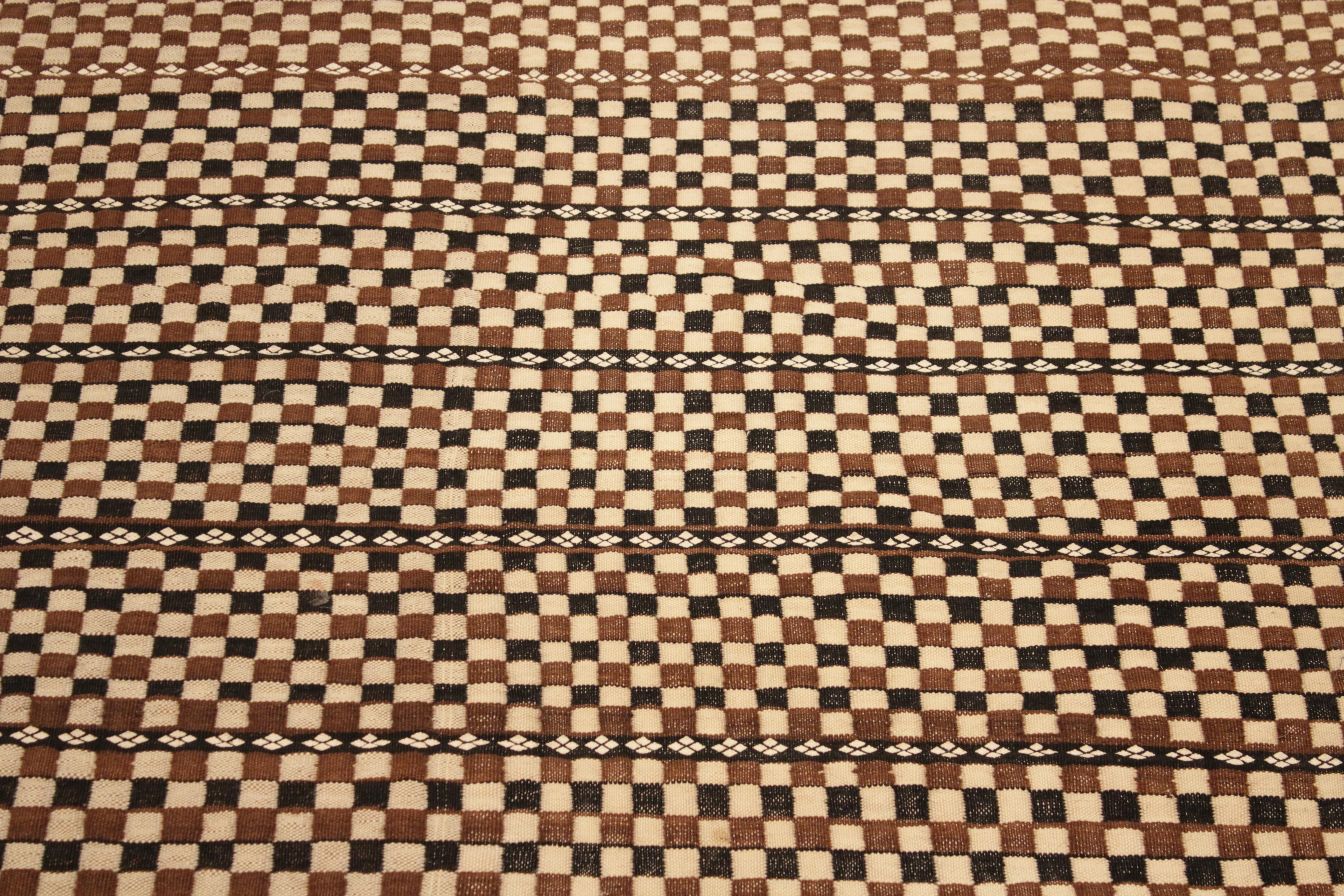 Fine Antique Moroccan Berber Checkerboard Design Flat-Woven Rug in Earth Tones  In Excellent Condition For Sale In Milan, IT