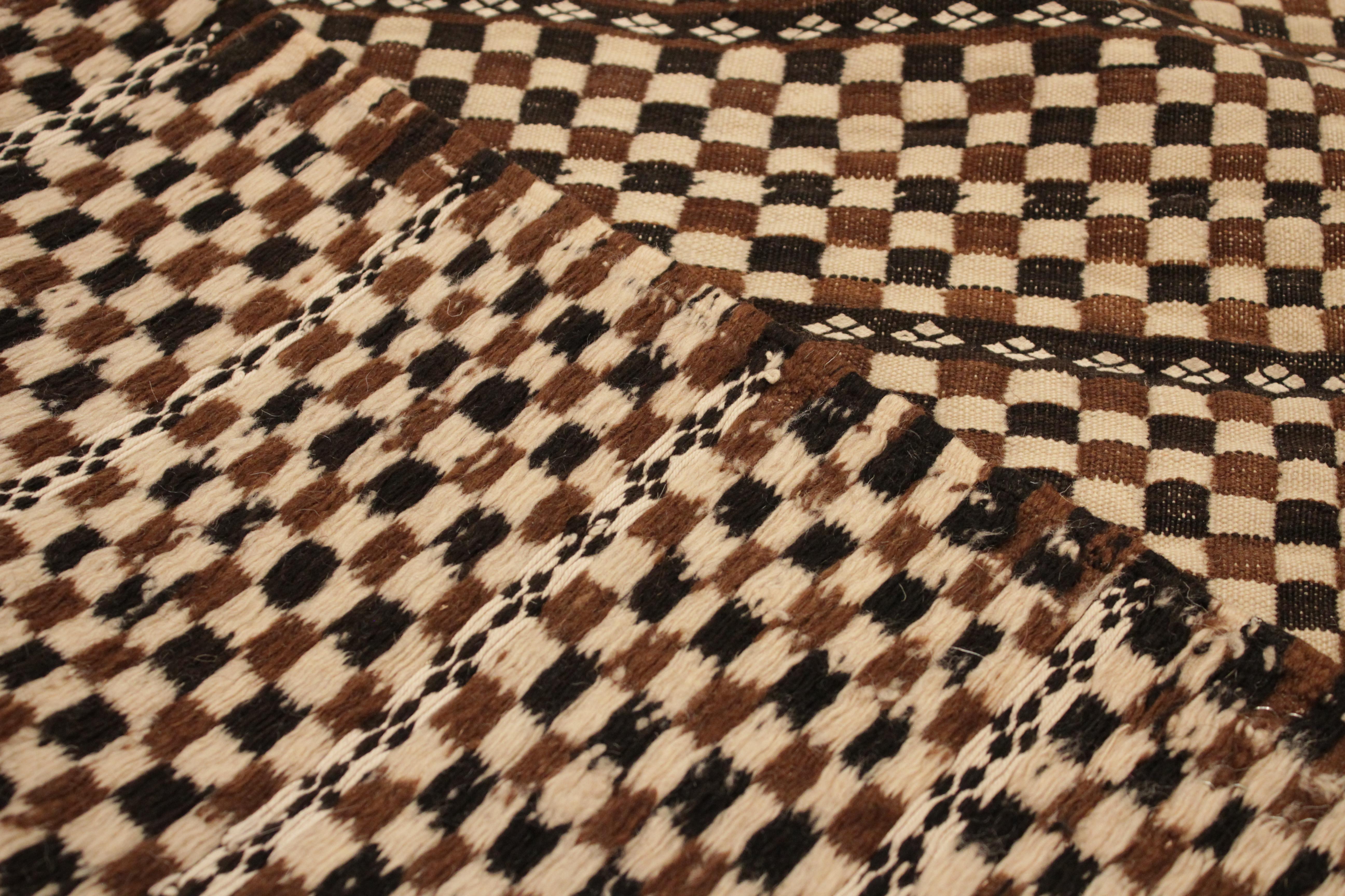 Flach gewebter, antiker, marokkanischer Berberteppich in Erdtönen in Schachbrettdesign, Flachgewebe  (Wolle) im Angebot