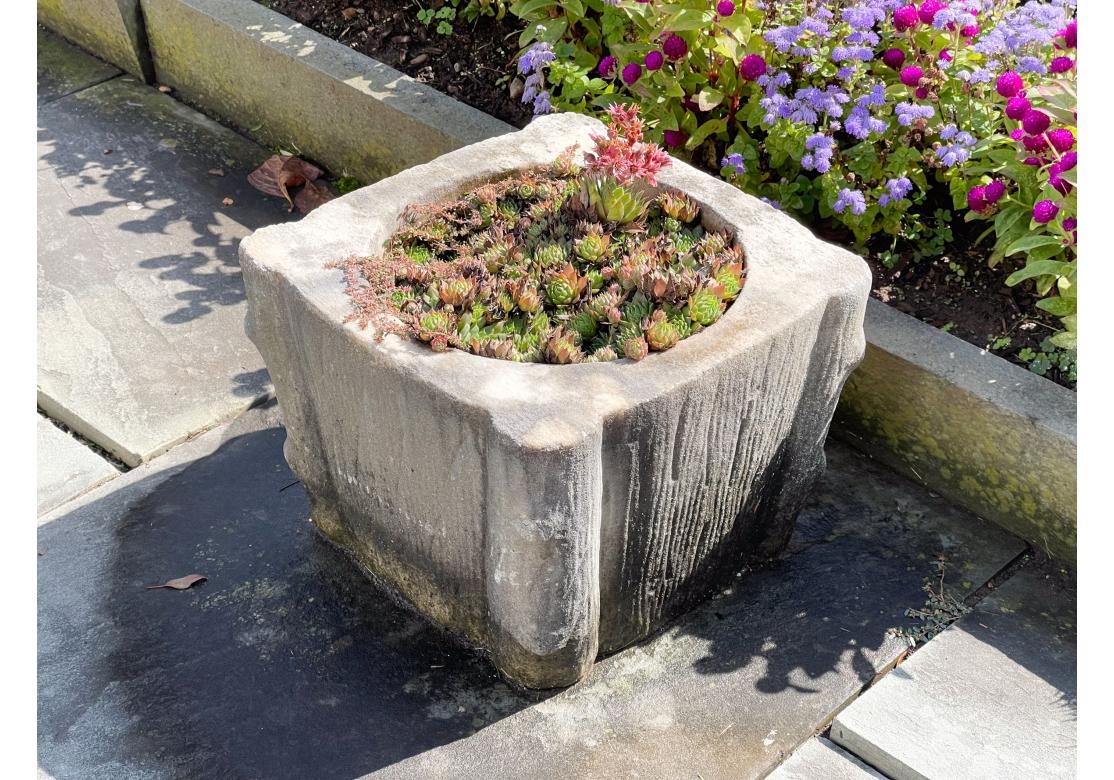 XIXe siècle Belle urne de jardin ancienne en marbre en forme de Mortar en vente
