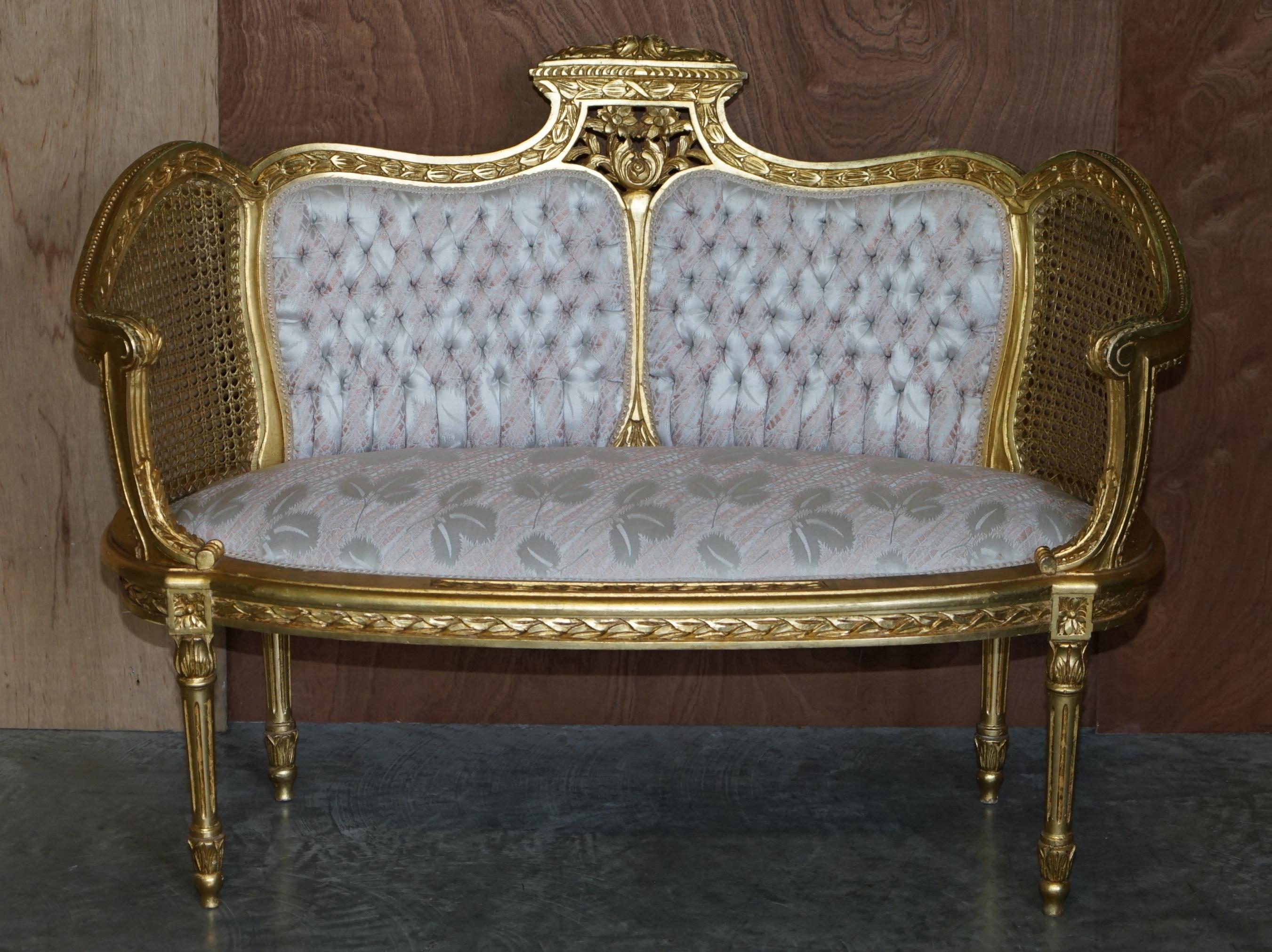 Nous sommes ravis d'offrir ce superbe canapé bergère original vers 1860-1870 de style Napoléon III Louis XVI qui fait partie d'une suite. 

Ce canapé est accompagné d'une paire de fauteuils de salon assortis qui sont listés dans mes autres