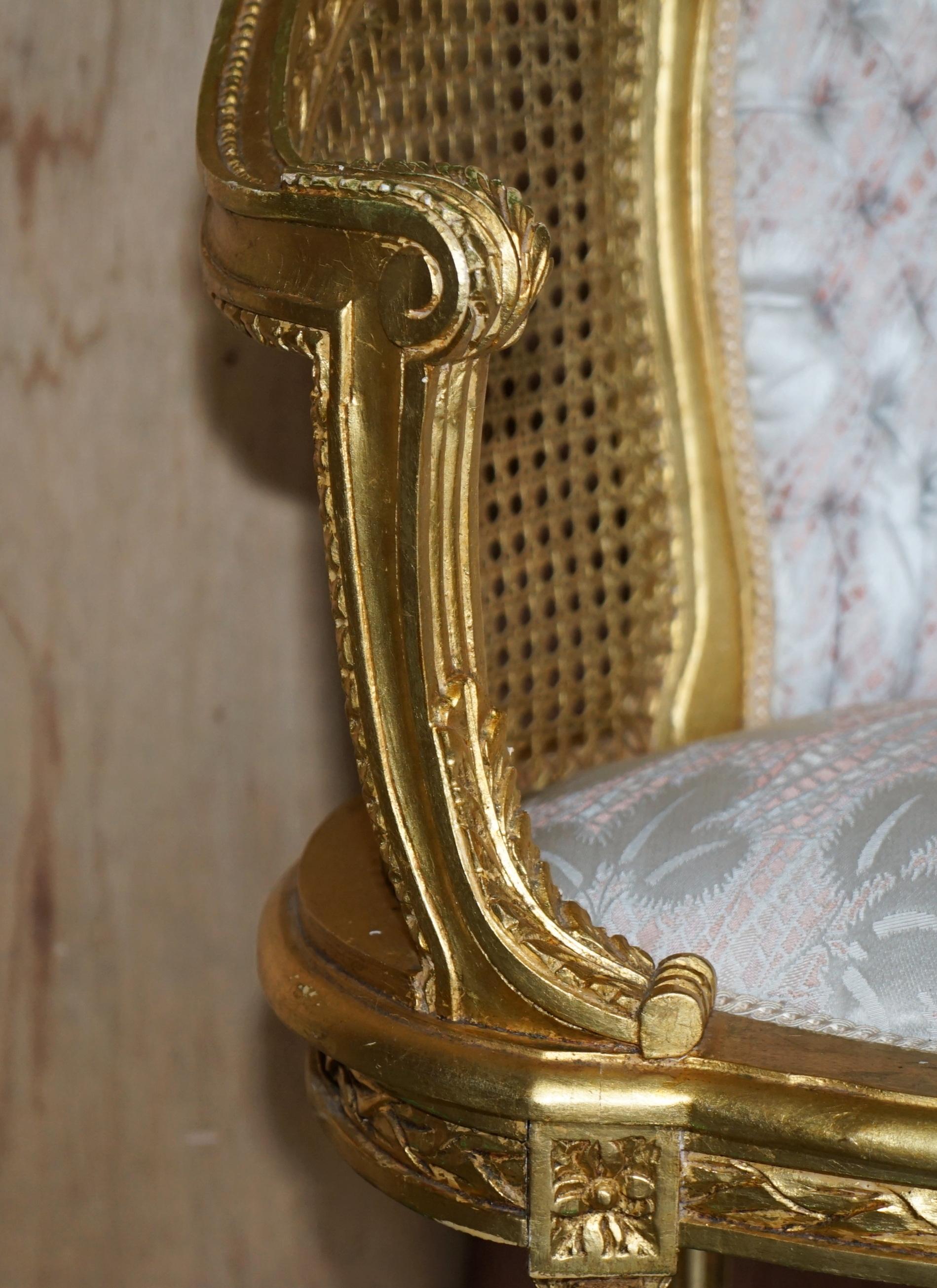 Feines antikes Napoleon III circa 1870 Gold Giltwood Bergere Louis XVI Sofa Sofa Settee (Vergoldetes Holz) im Angebot