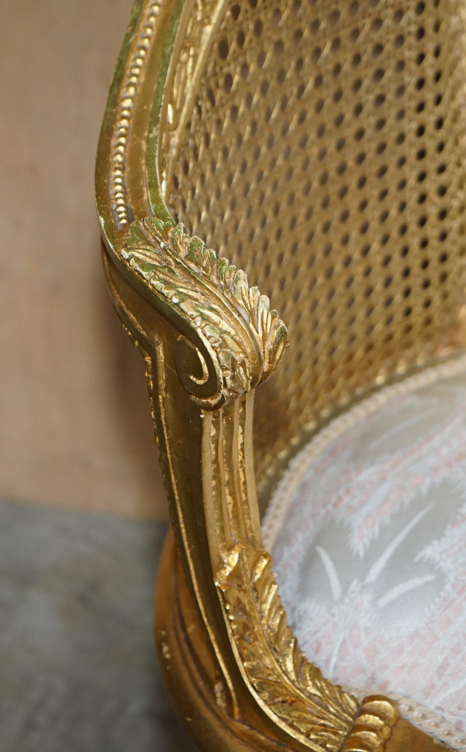 Feines antikes Napoleon III circa 1870 Gold Giltwood Bergere Louis XVI Sofa Sofa Settee im Angebot 1