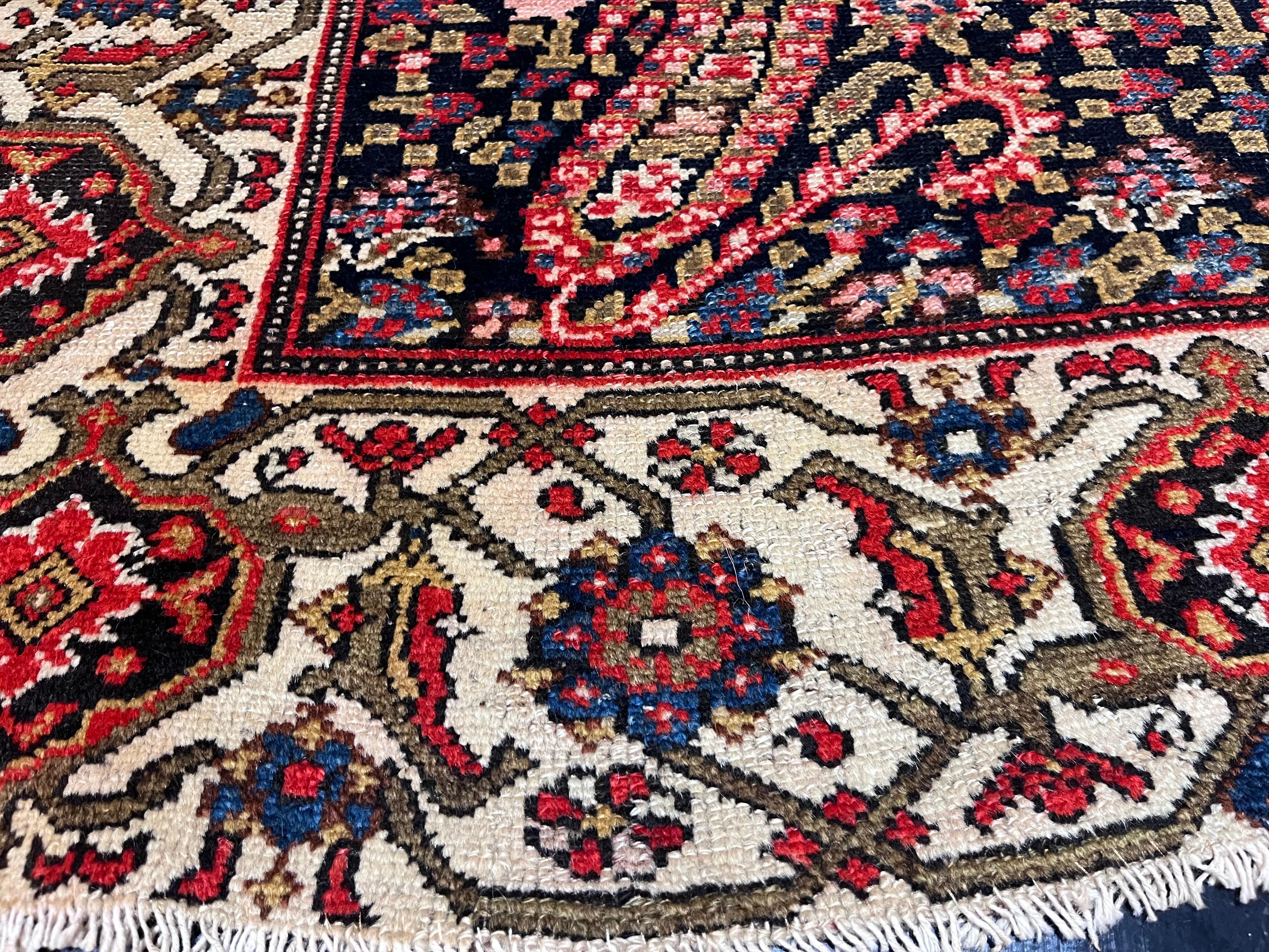 Tapis court ancien du nord-ouest de la Perse en laine sur laine 3'5