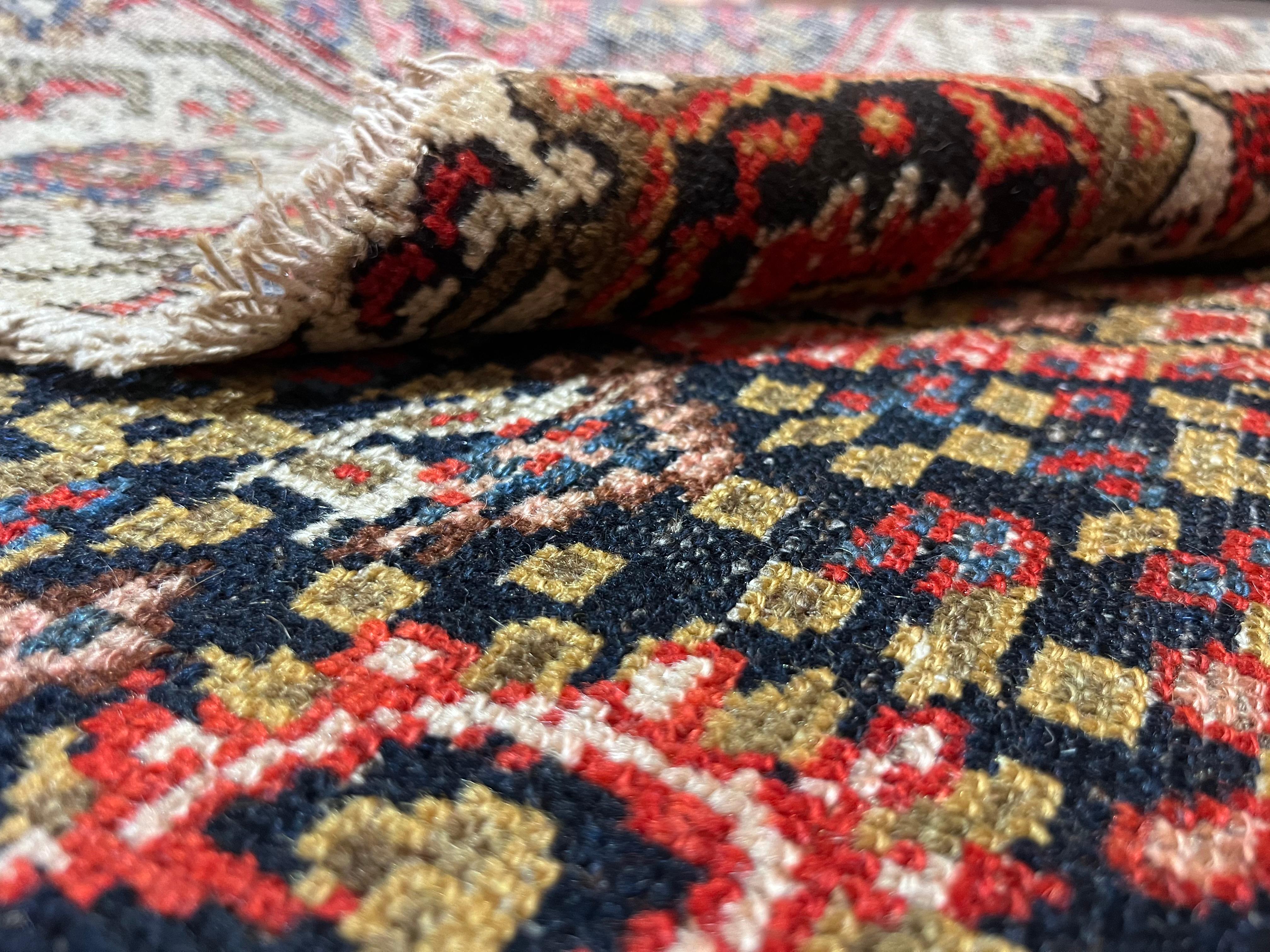 Tapis court ancien du nord-ouest de la Perse en laine sur laine 3'5