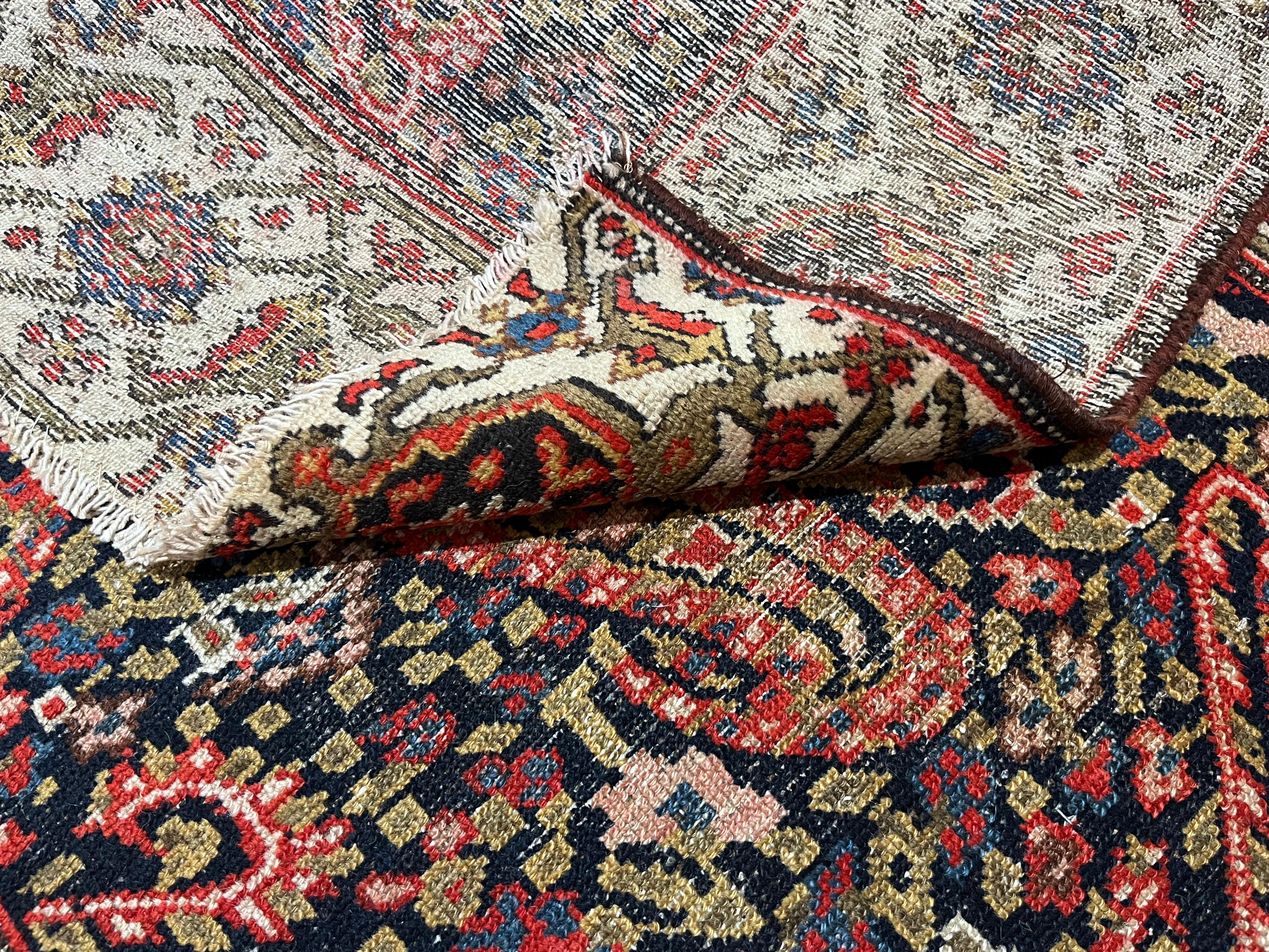 Tapis court ancien du nord-ouest de la Perse en laine sur laine 3'5