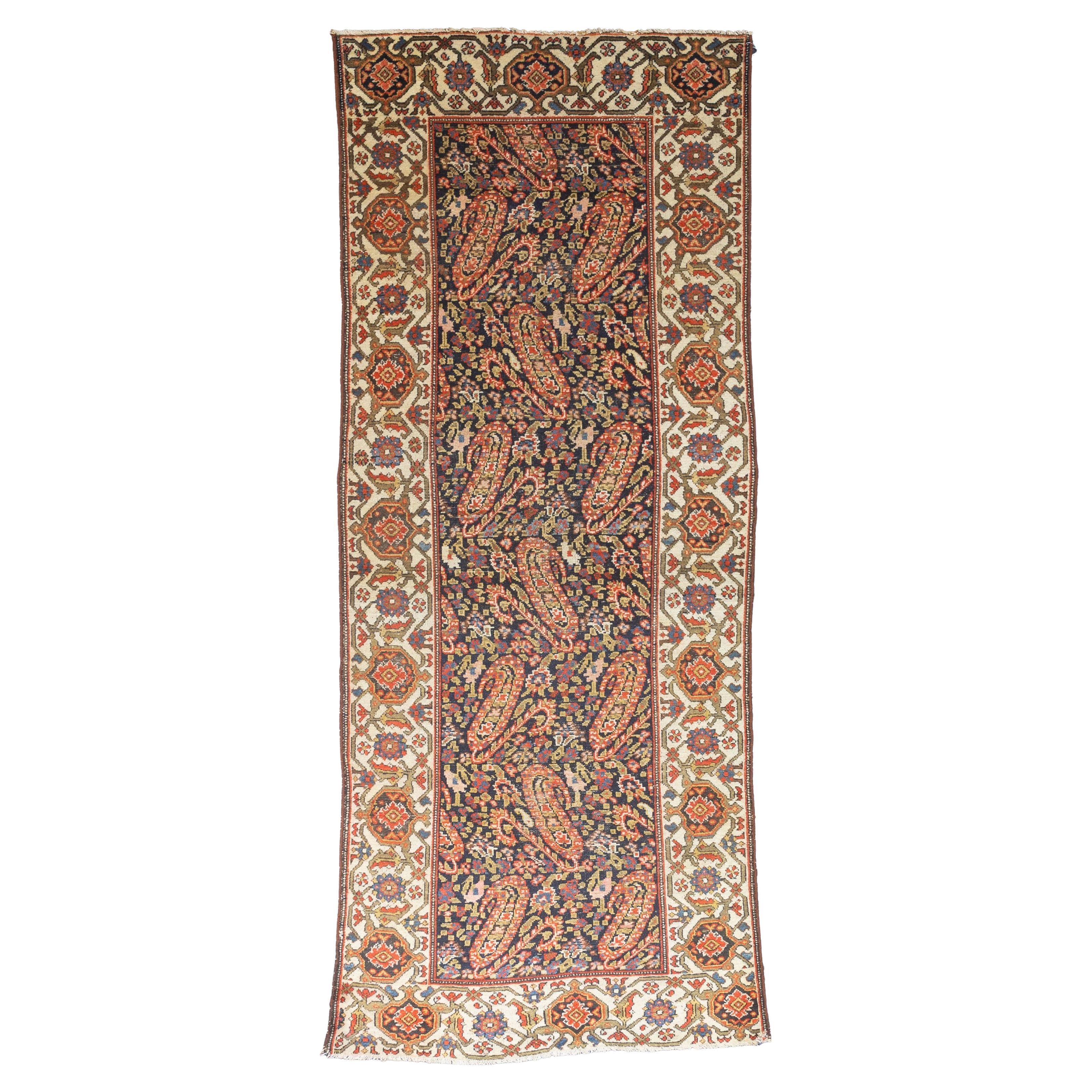 Tapis court ancien du nord-ouest de la Perse en laine sur laine 3'5" x 8'8 en vente