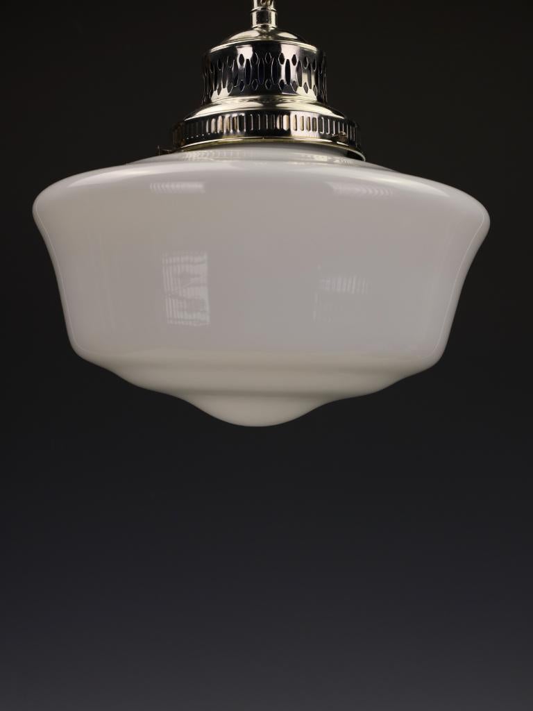 Industriale Raffinata lampada a sospensione opalina antica con galleria placcata in argento in vendita