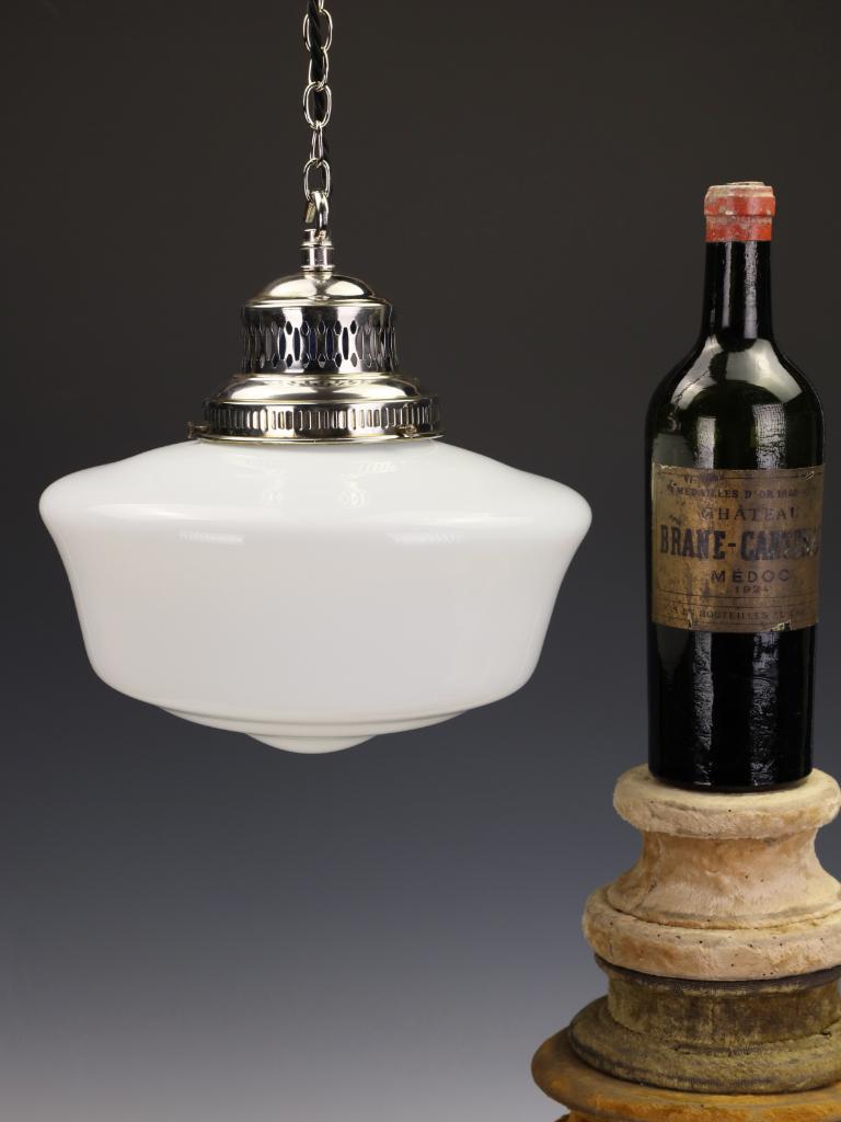 Britannico Raffinata lampada a sospensione opalina antica con galleria placcata in argento in vendita