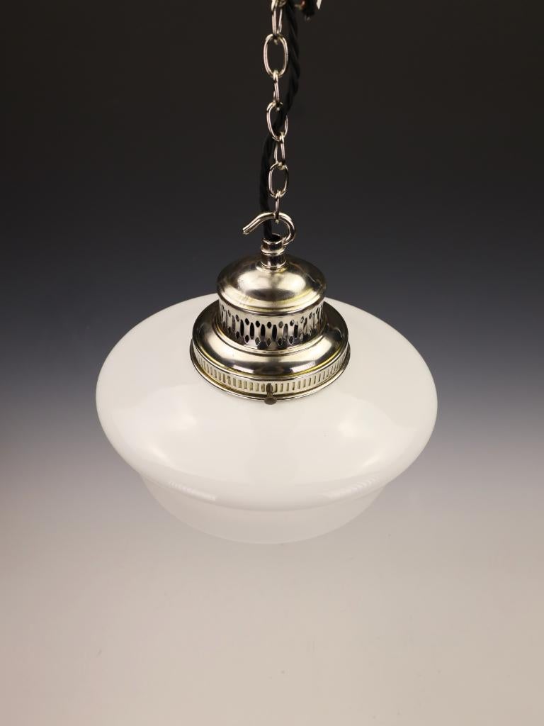 Vetro opalino Raffinata lampada a sospensione opalina antica con galleria placcata in argento in vendita