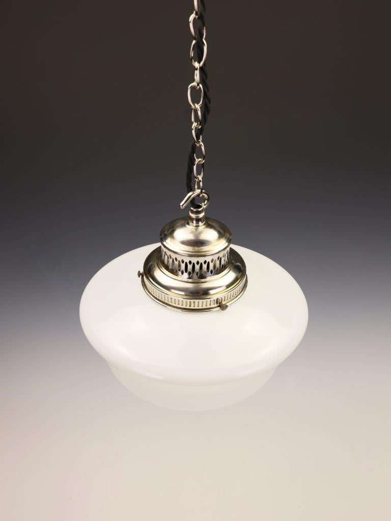 Raffinata lampada a sospensione opalina antica con galleria placcata in argento in vendita 1