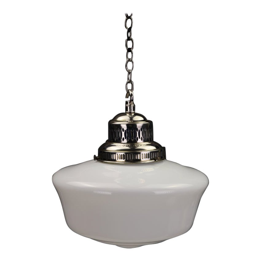 Raffinata lampada a sospensione opalina antica con galleria placcata in argento