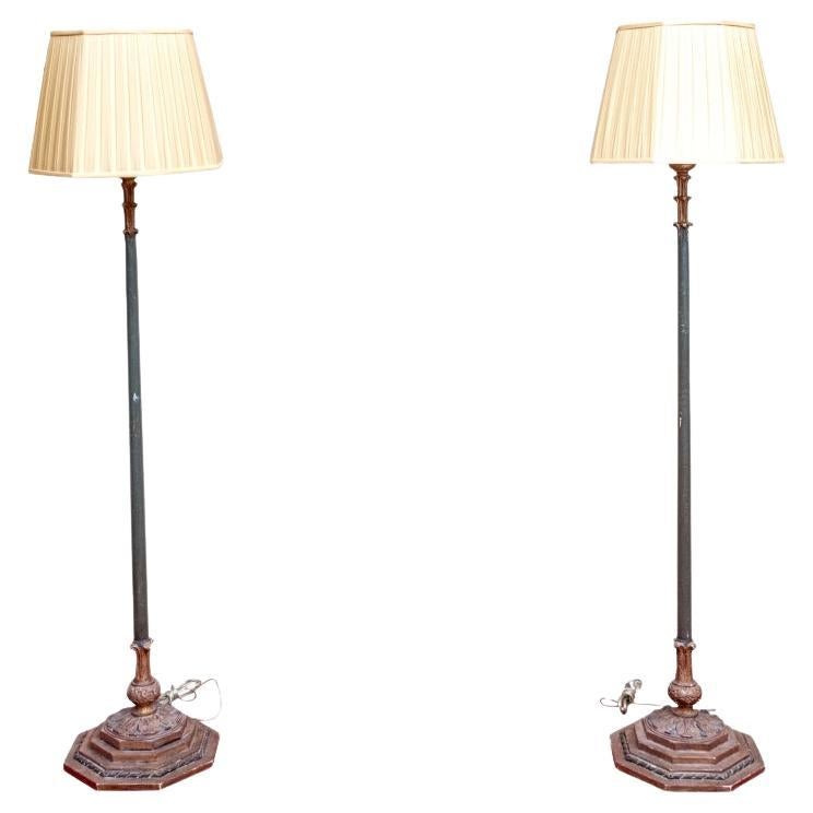 Paire de lampadaires anciens en bois et gesso sculptés et peints