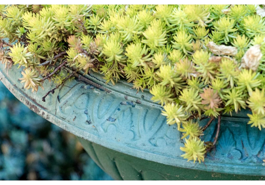 Paire d'urnes de jardin en fonte peinte sur socle en vente 4