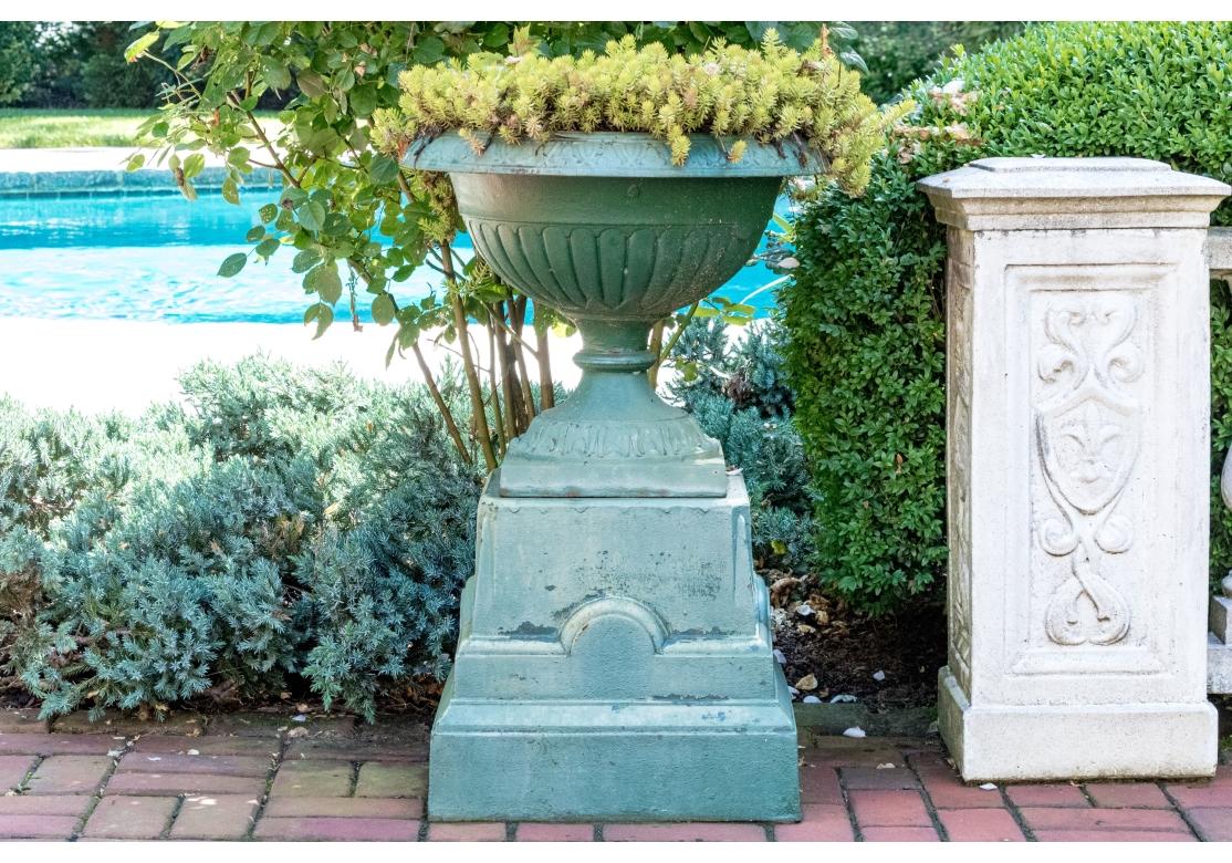 Paire d'urnes de jardin en fonte peinte sur socle en vente 5