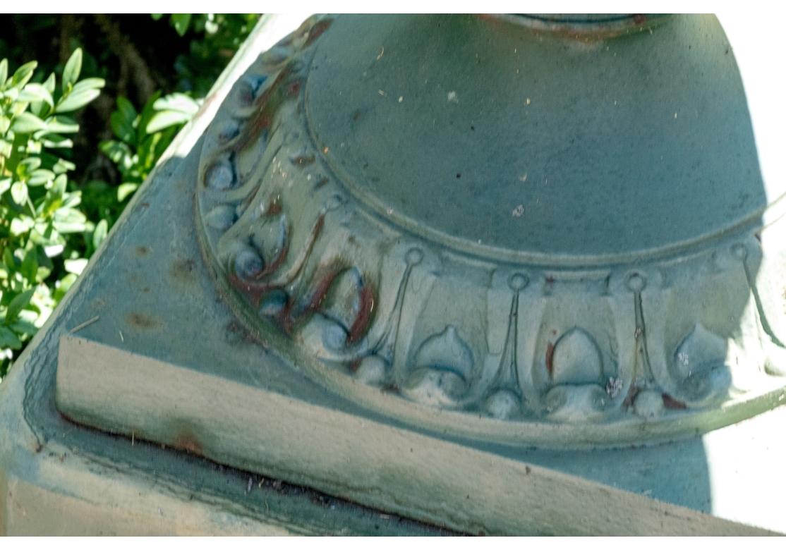 Paire d'urnes de jardin en fonte peinte sur socle en vente 7