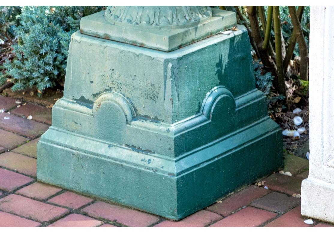 Néoclassique Paire d'urnes de jardin en fonte peinte sur socle en vente