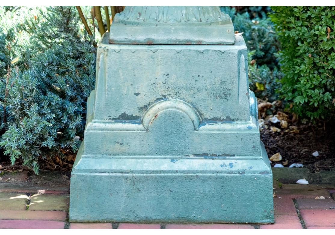 Inconnu Paire d'urnes de jardin en fonte peinte sur socle en vente