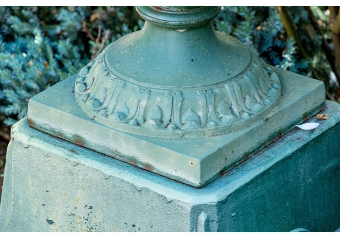 XIXe siècle Paire d'urnes de jardin en fonte peinte sur socle en vente