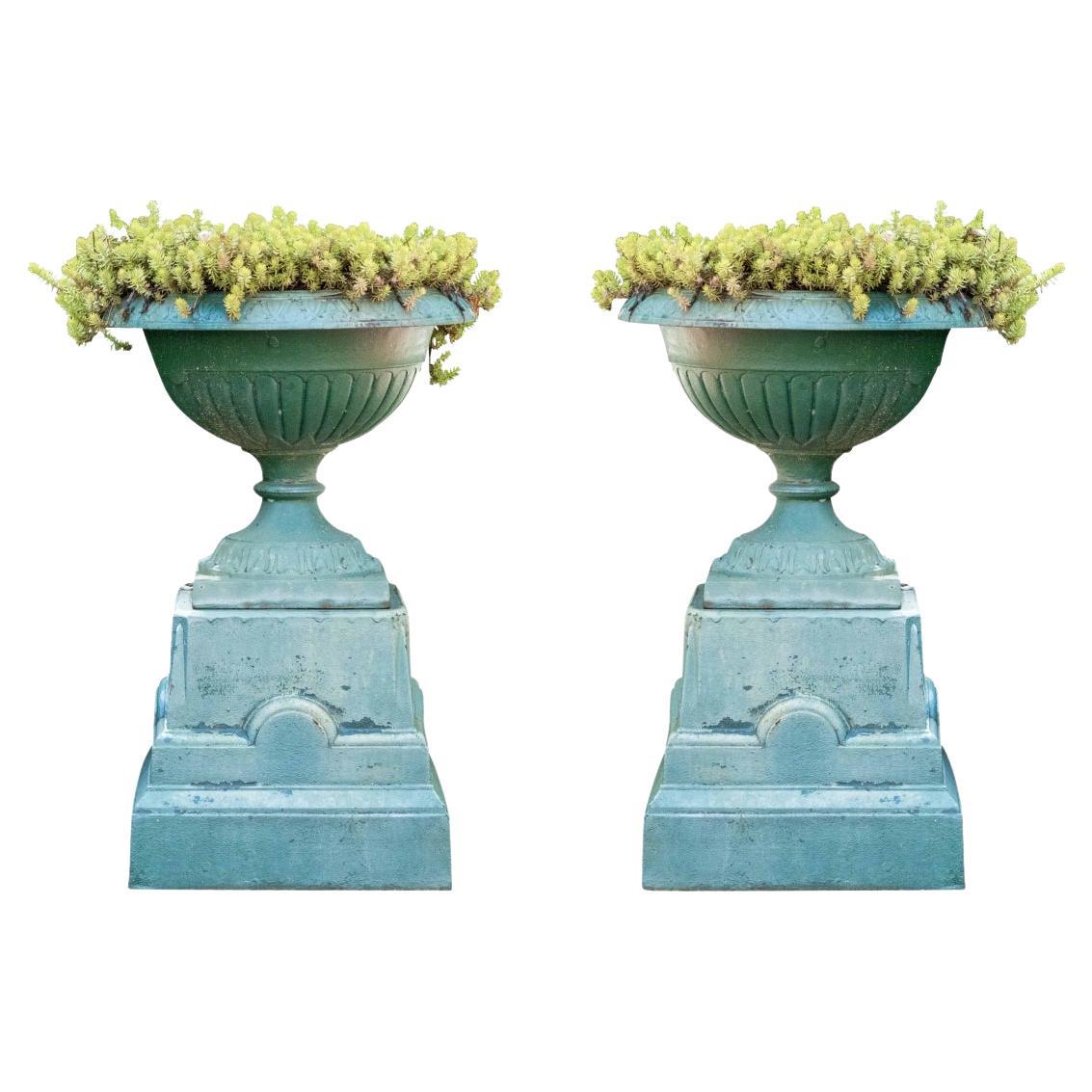 Paire d'urnes de jardin en fonte peinte sur socle