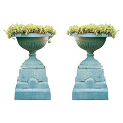 Paire d'urnes de jardin en fonte peinte sur socle