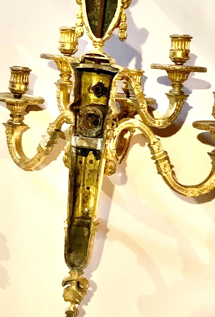 Fine paire d'appliques à cinq lumières de style Loius XVI en bronze doré de taille palais en vente 4