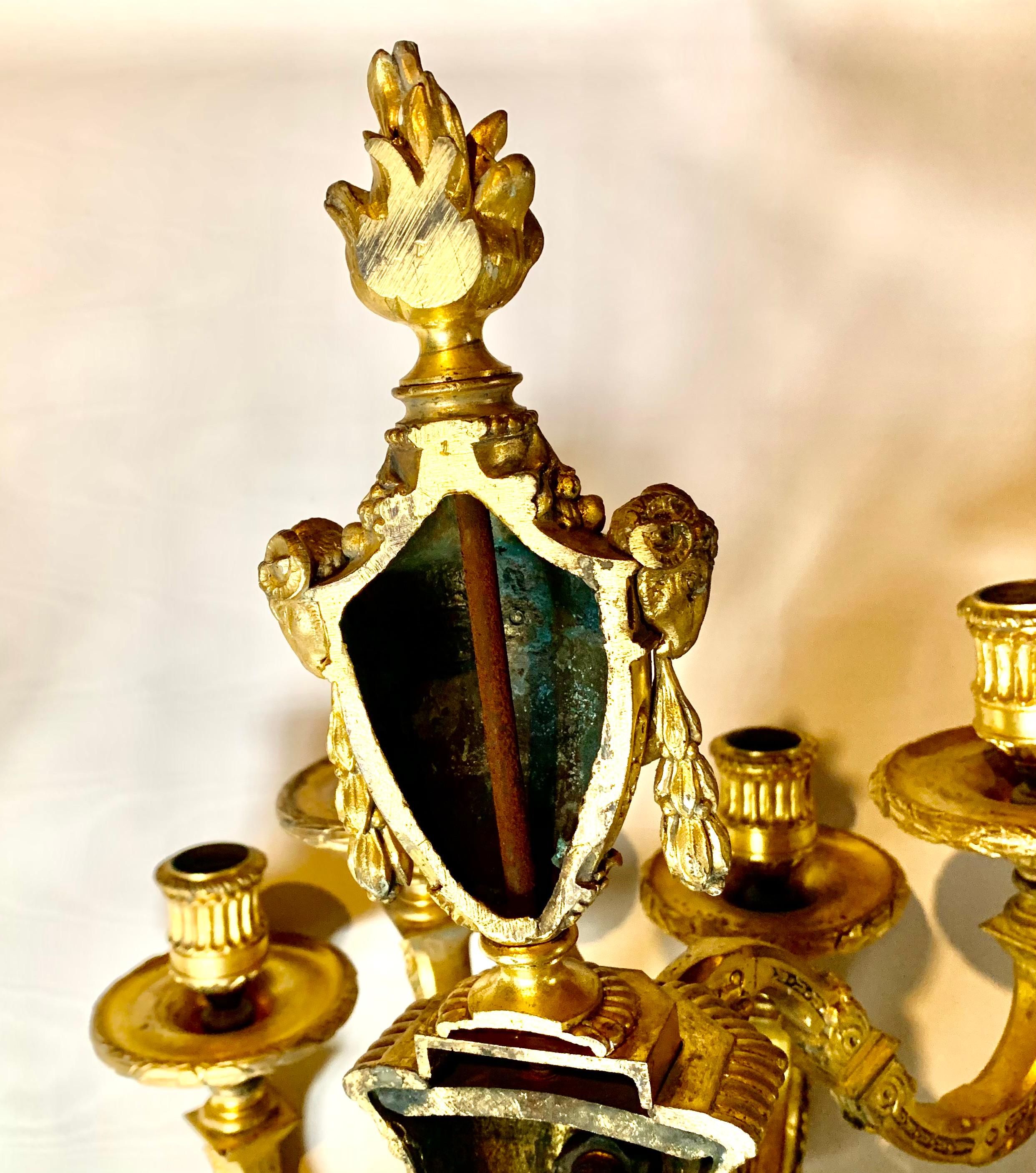 Fine paire d'appliques à cinq lumières de style Loius XVI en bronze doré de taille palais en vente 5