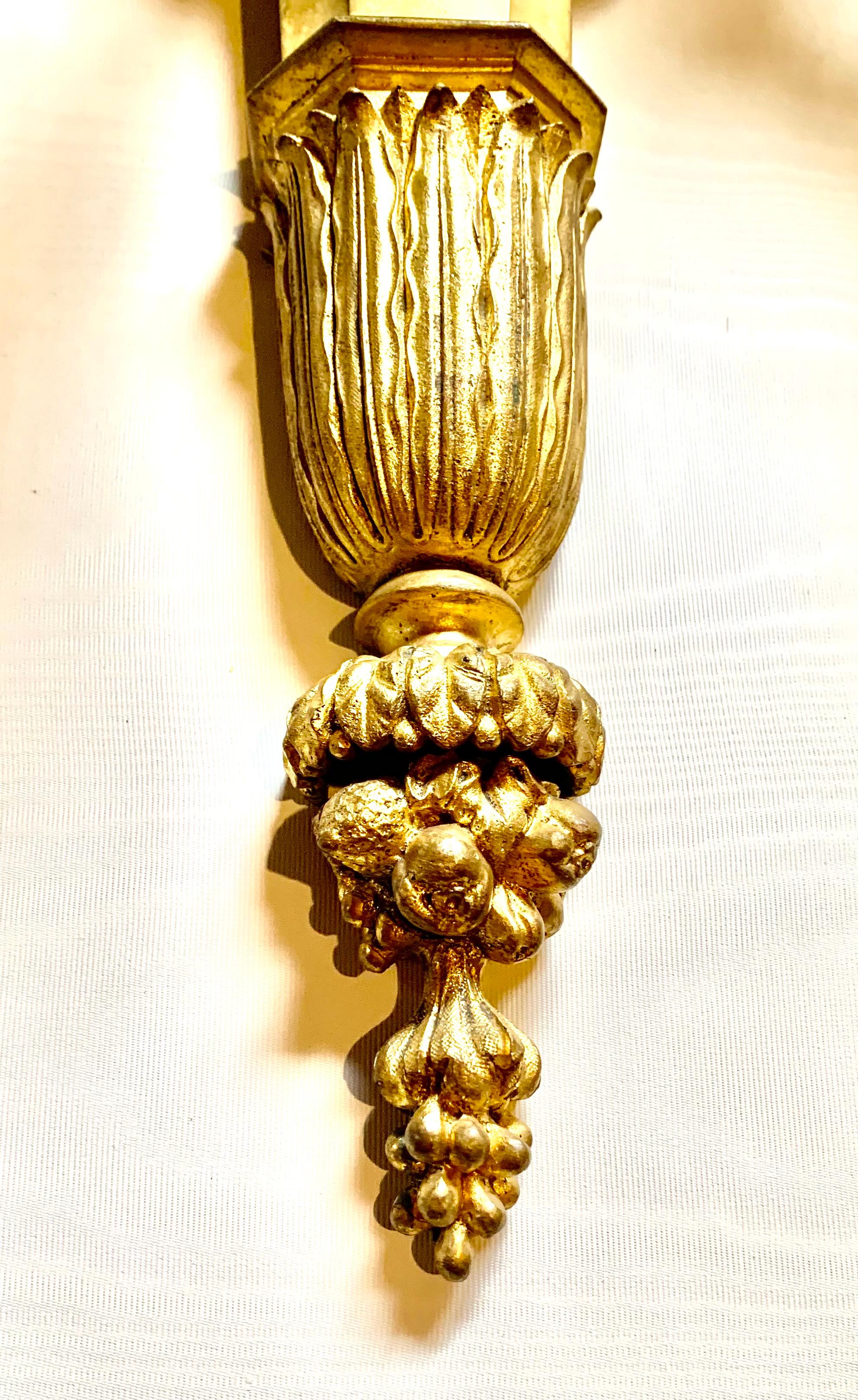 Fine paire d'appliques à cinq lumières de style Loius XVI en bronze doré de taille palais en vente 1