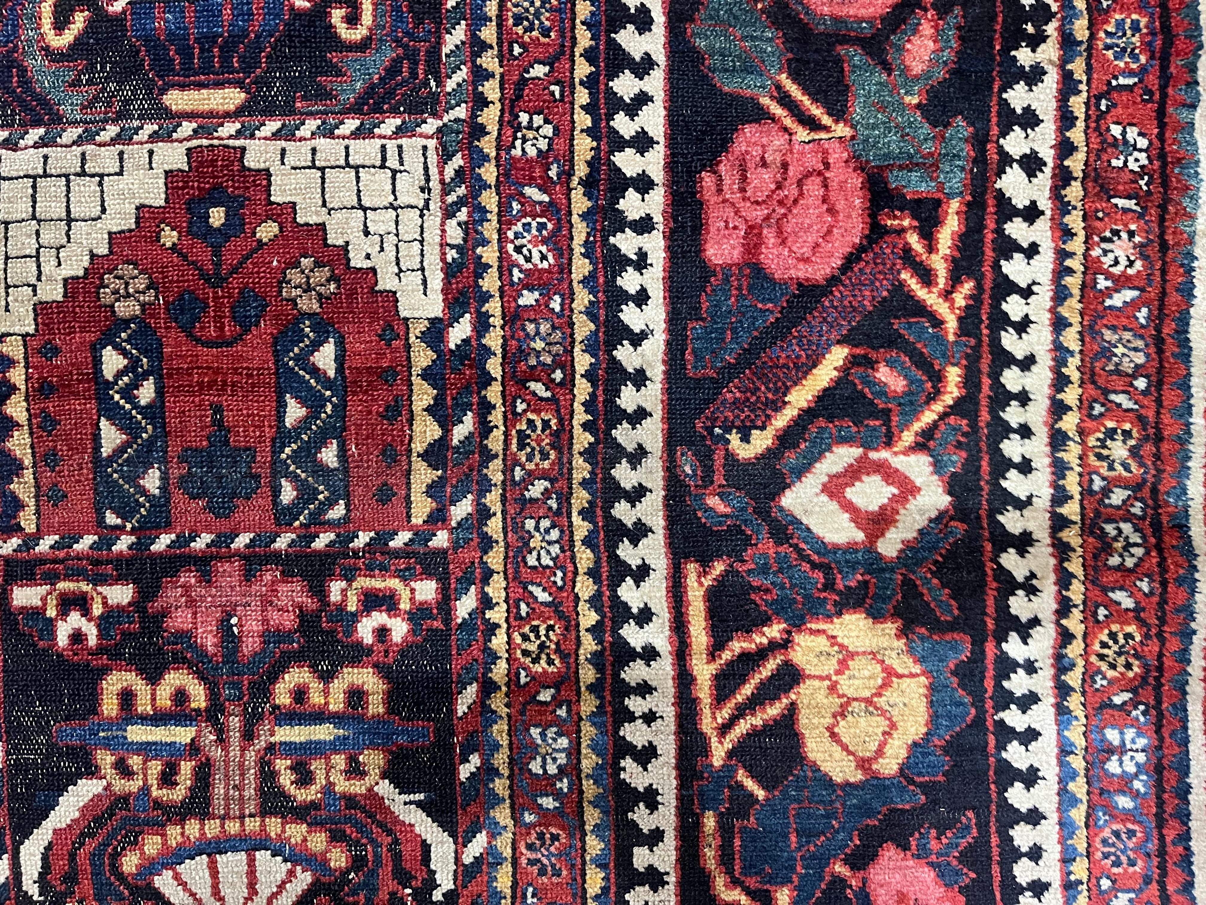 Feiner antiker persischer Bakhtiari Teppich 10'11 x 11'3 (20. Jahrhundert) im Angebot
