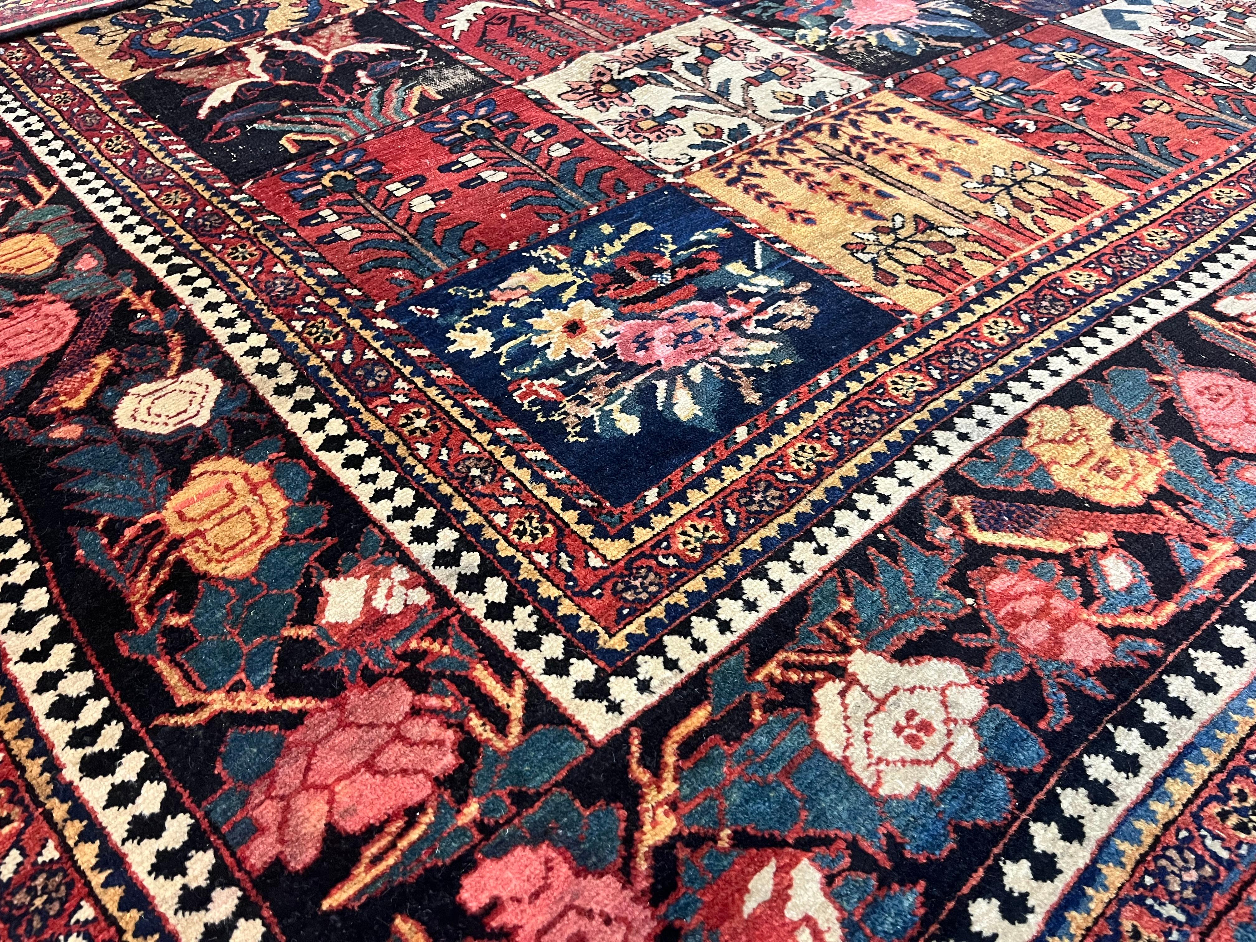 Feiner antiker persischer Bakhtiari Teppich 10'11 x 11'3 (Wolle) im Angebot