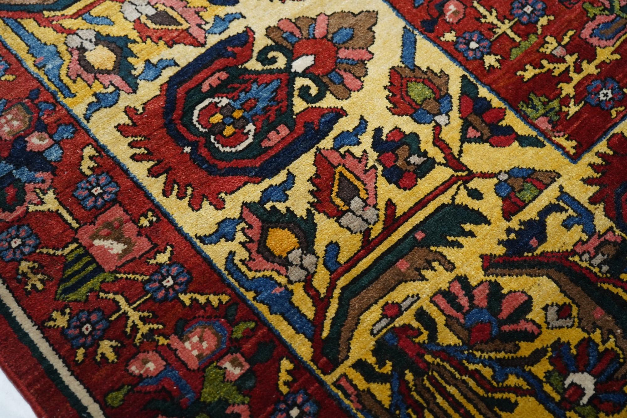 Antiker persischer Bakhtiari-Teppich aus Persien im Angebot 4