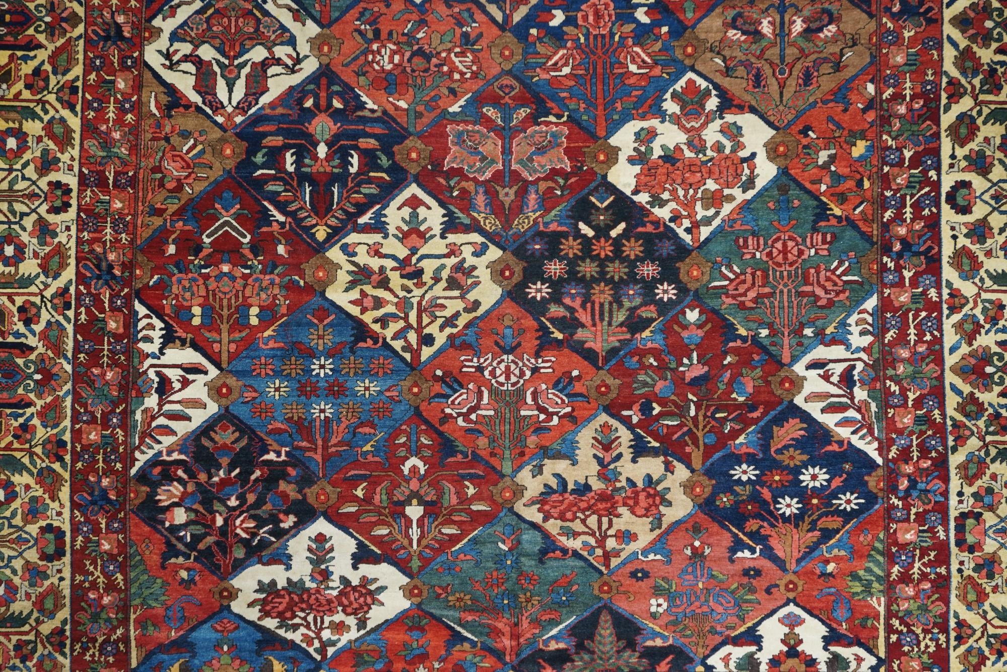 Antiker persischer Bakhtiari-Teppich aus Persien im Zustand „Hervorragend“ im Angebot in New York, NY