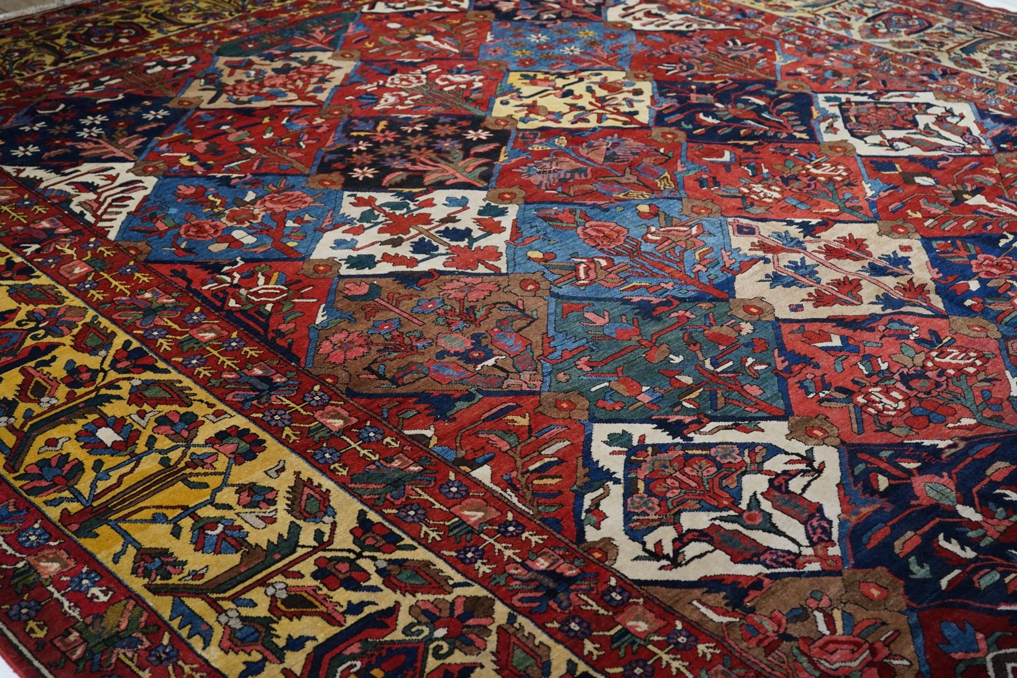 Antiker persischer Bakhtiari-Teppich aus Persien (Mitte des 20. Jahrhunderts) im Angebot