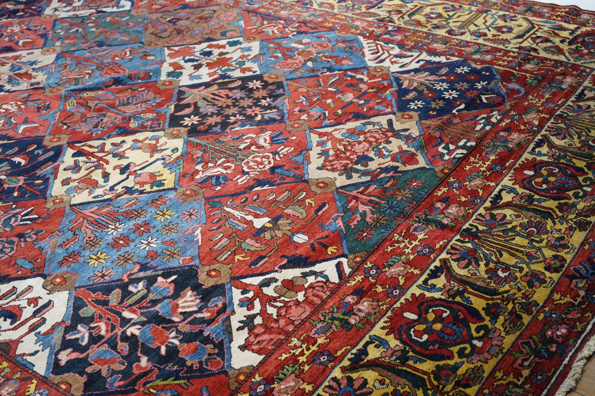 Antiker persischer Bakhtiari-Teppich aus Persien im Angebot 1