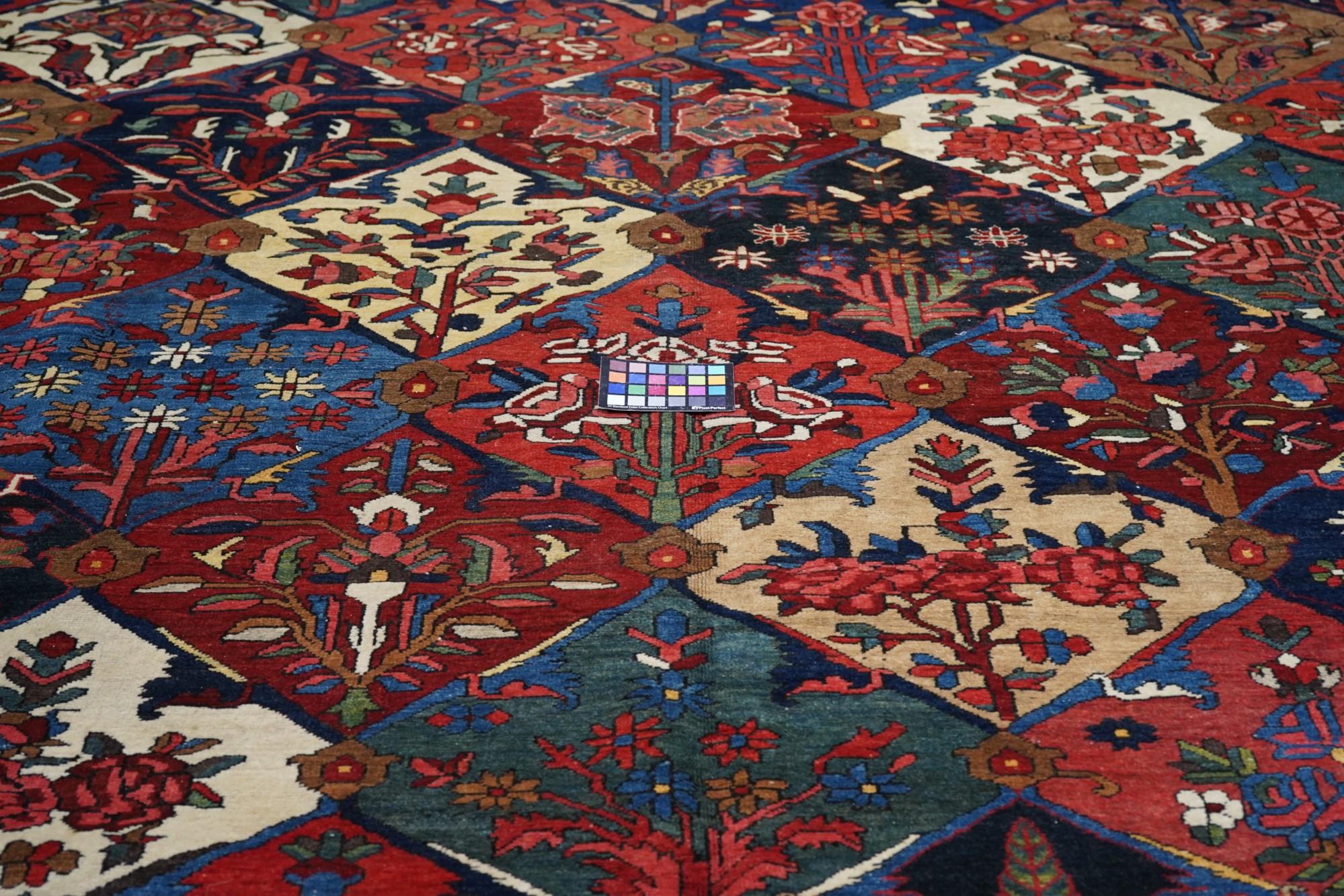 Antiker persischer Bakhtiari-Teppich aus Persien im Angebot 2