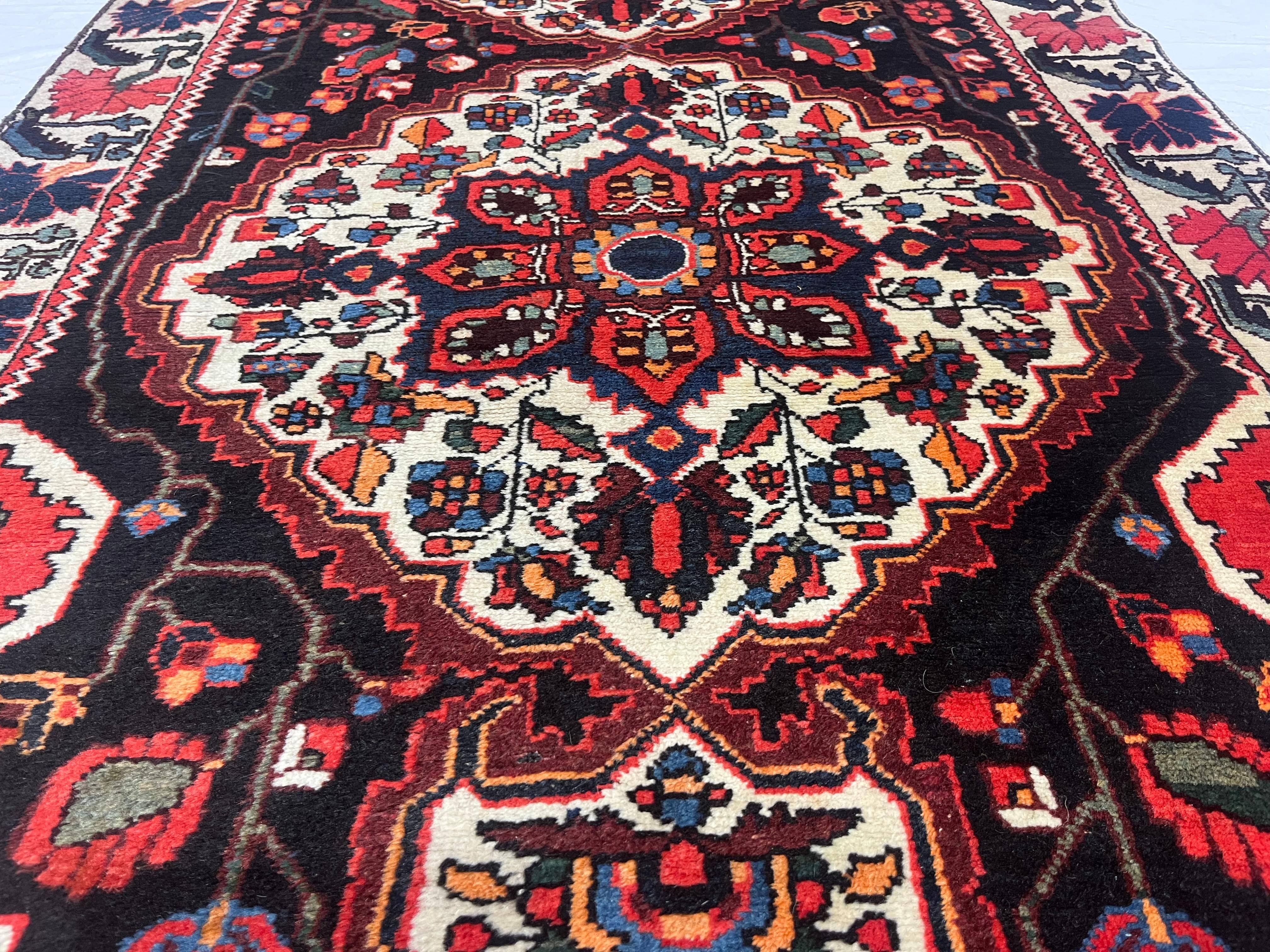 Feiner antiker persischer Bakhtiari Teppich 3'4 x 9'11 (Persisch) im Angebot