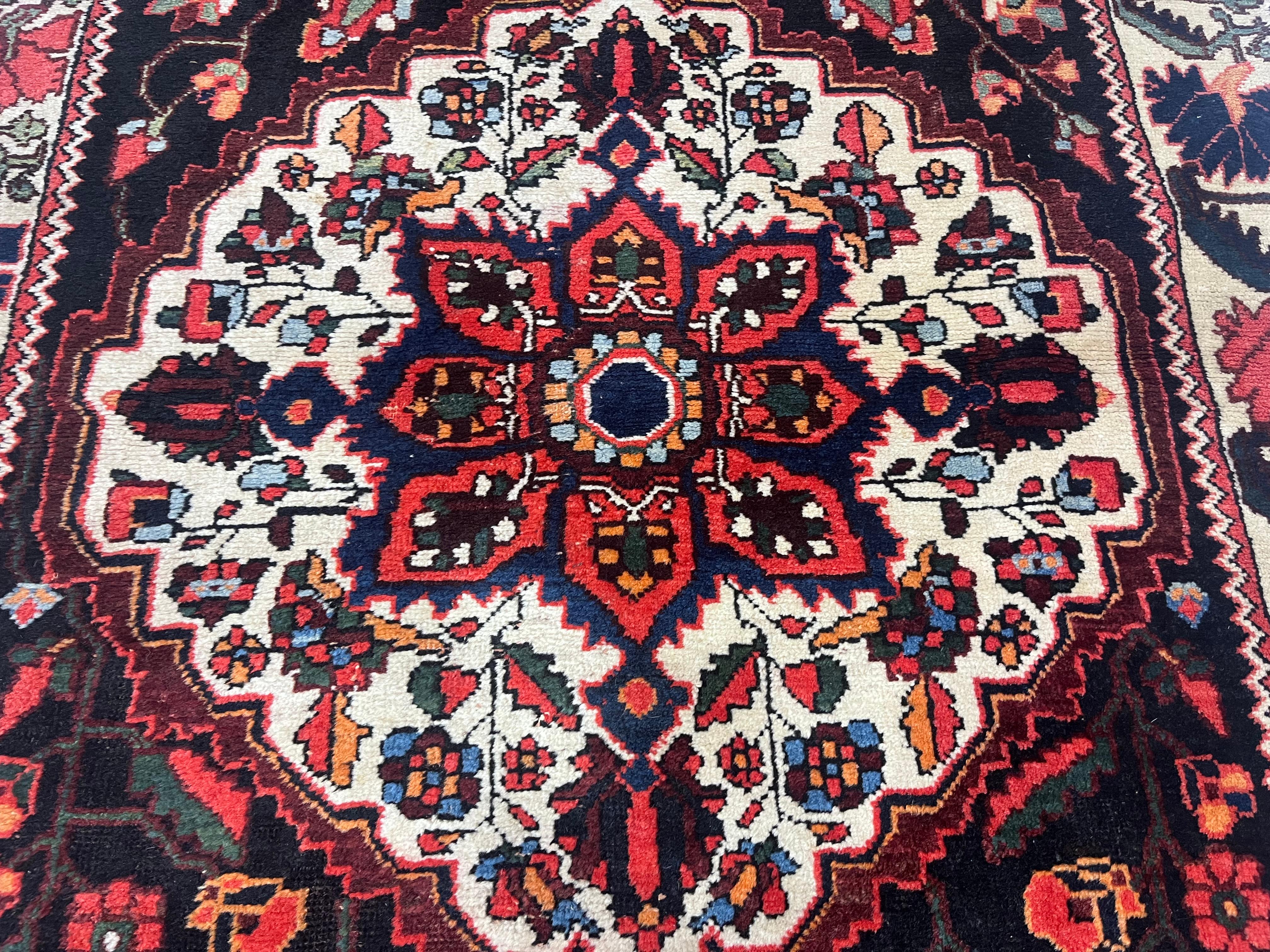 Feiner antiker persischer Bakhtiari Teppich 3'4 x 9'11 (Wolle) im Angebot