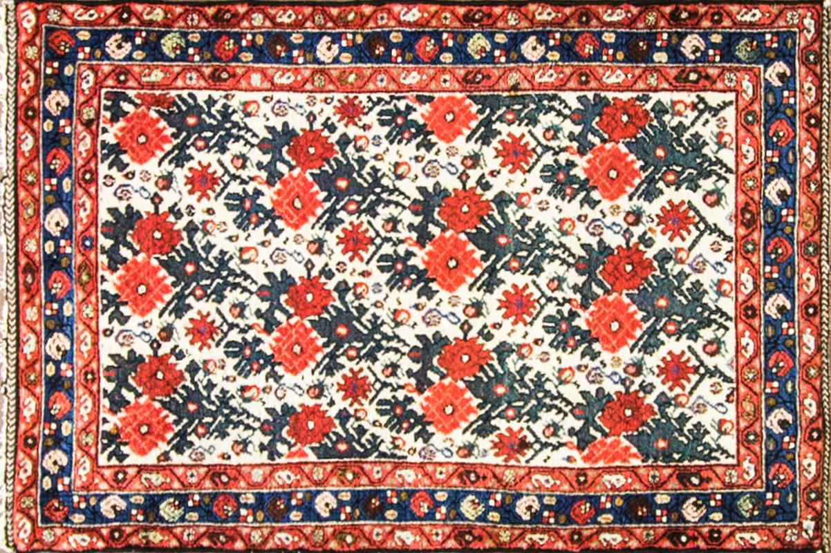 Fine antique Persian Bakhtiari rug, circa 1910 in excellent condition. Measures: 2'9