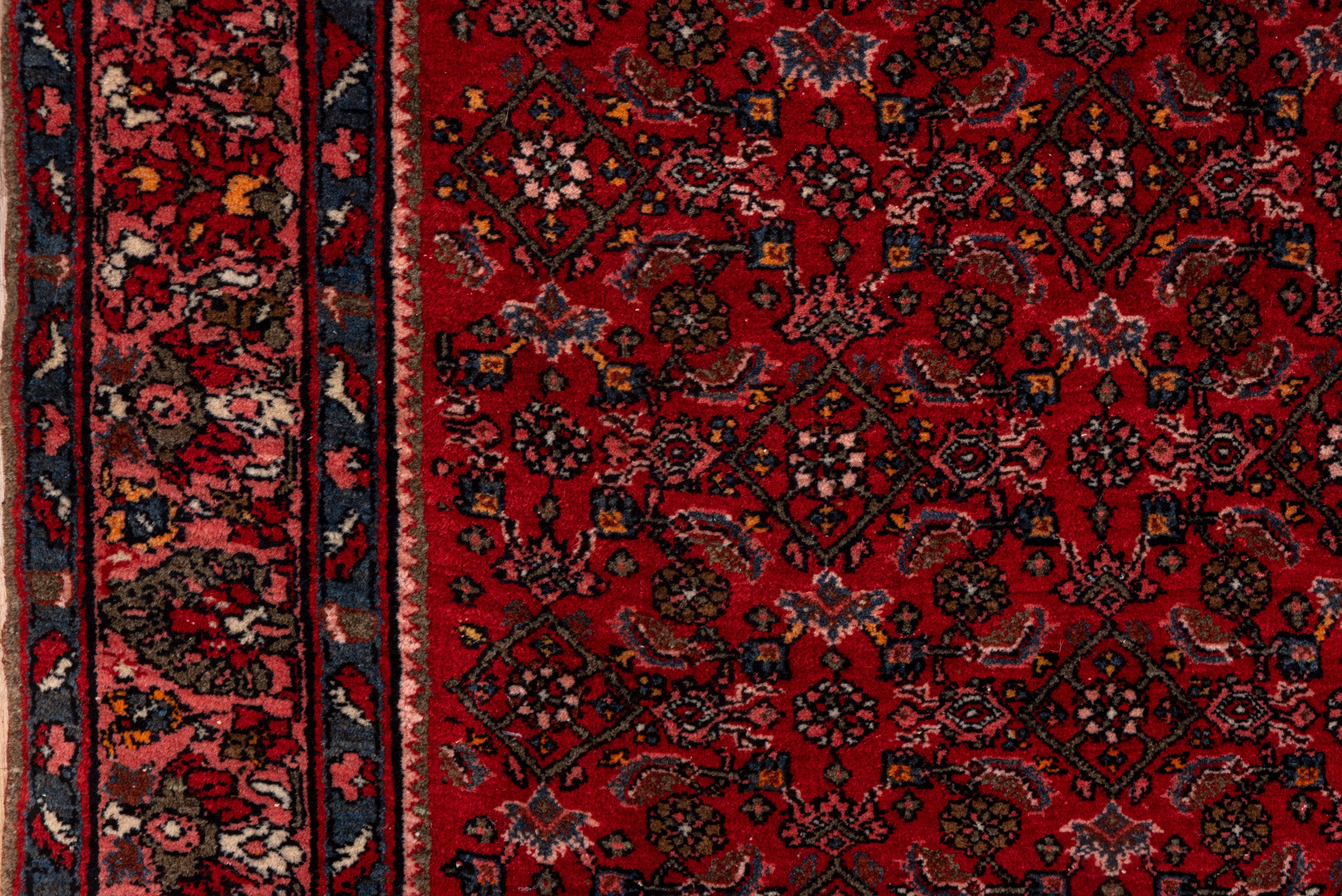 Antiker persischer Bidjar-Teppich, rotes Feld, All-Over- Field, rosa Bordüren (Frühes 20. Jahrhundert) im Angebot