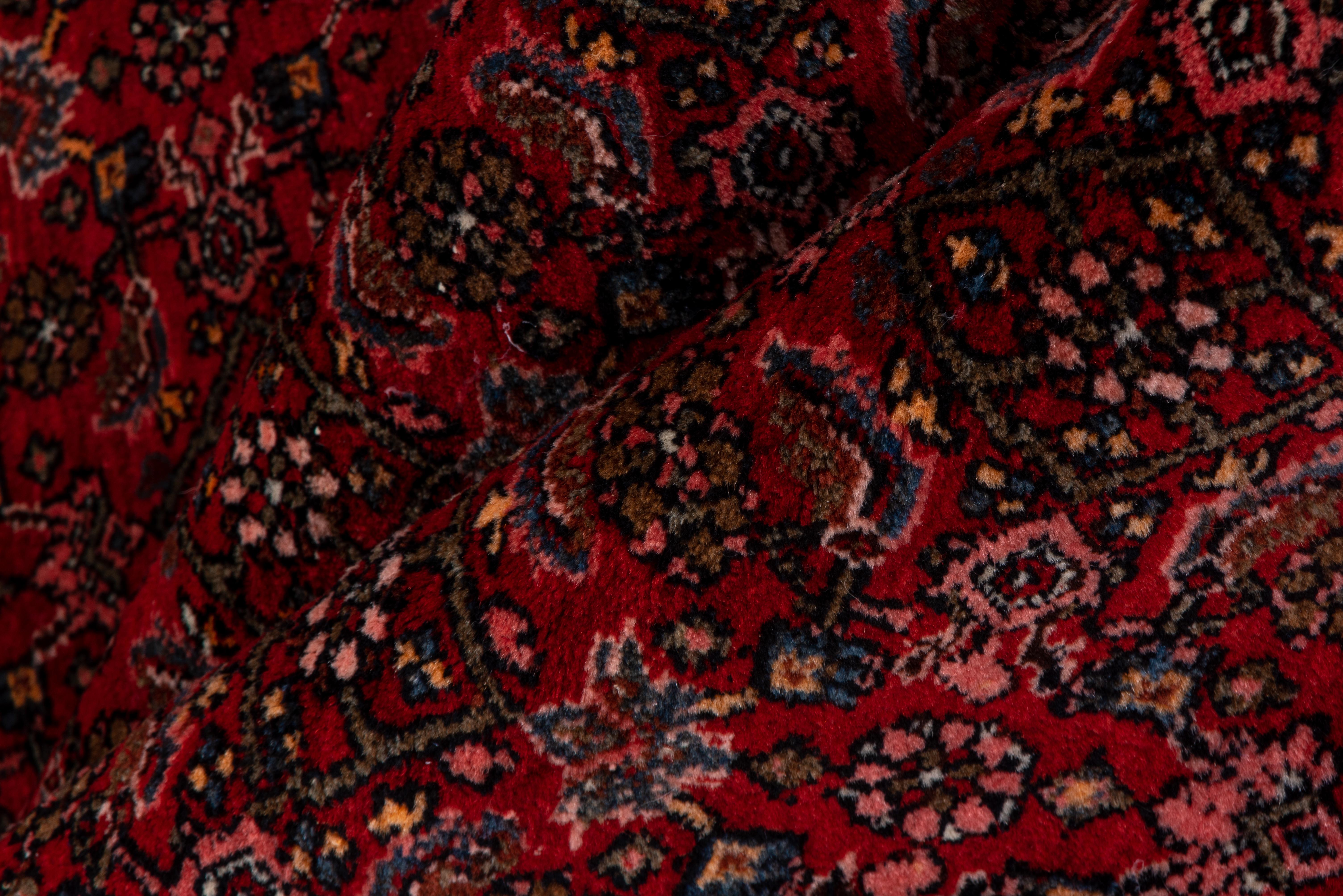 Antiker persischer Bidjar-Teppich, rotes Feld, All-Over- Field, rosa Bordüren (Wolle) im Angebot