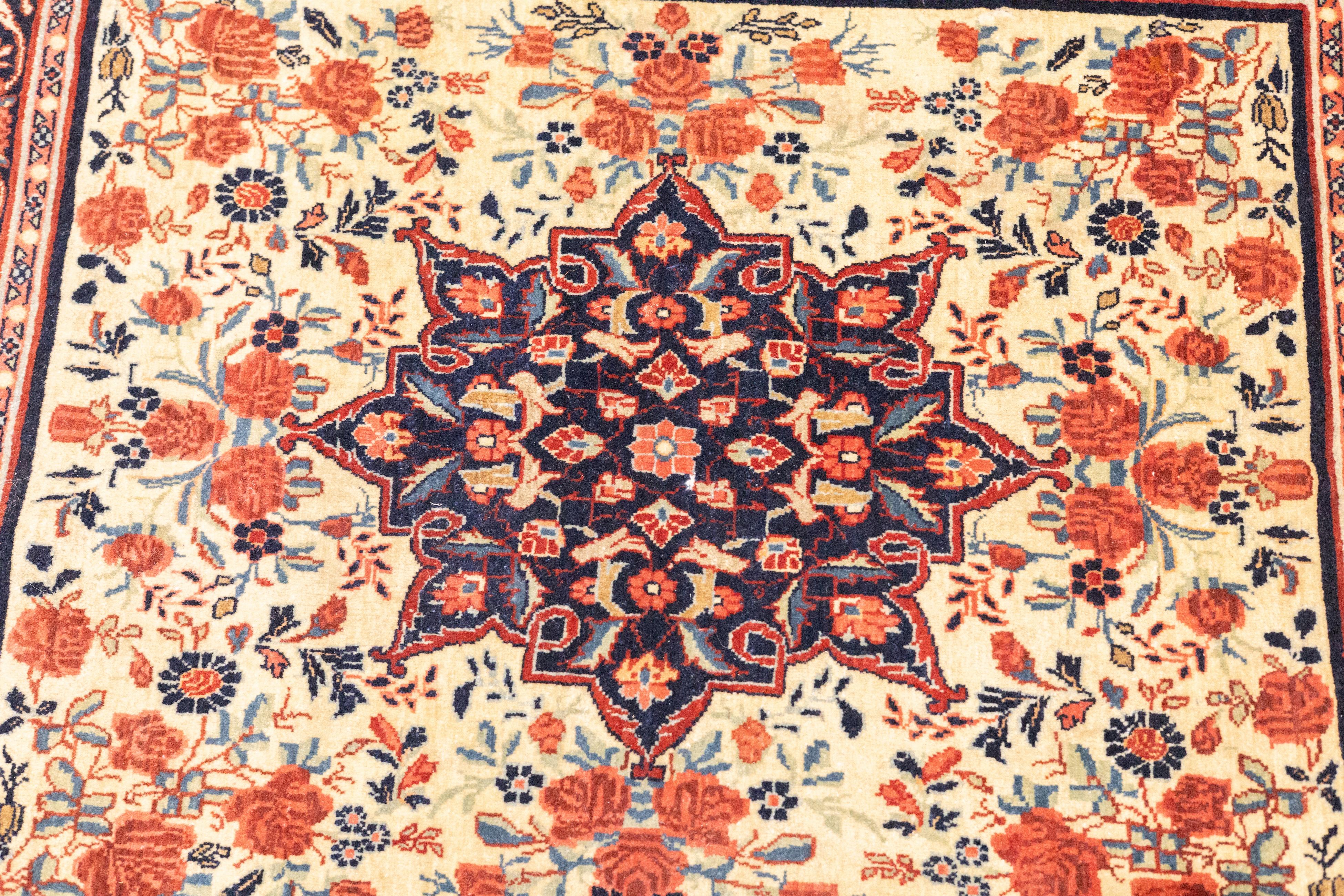 Feiner antiker persischer Bijar-Teppich 2'4'' x 2'9'' im Zustand „Gut“ im Angebot in New York, NY