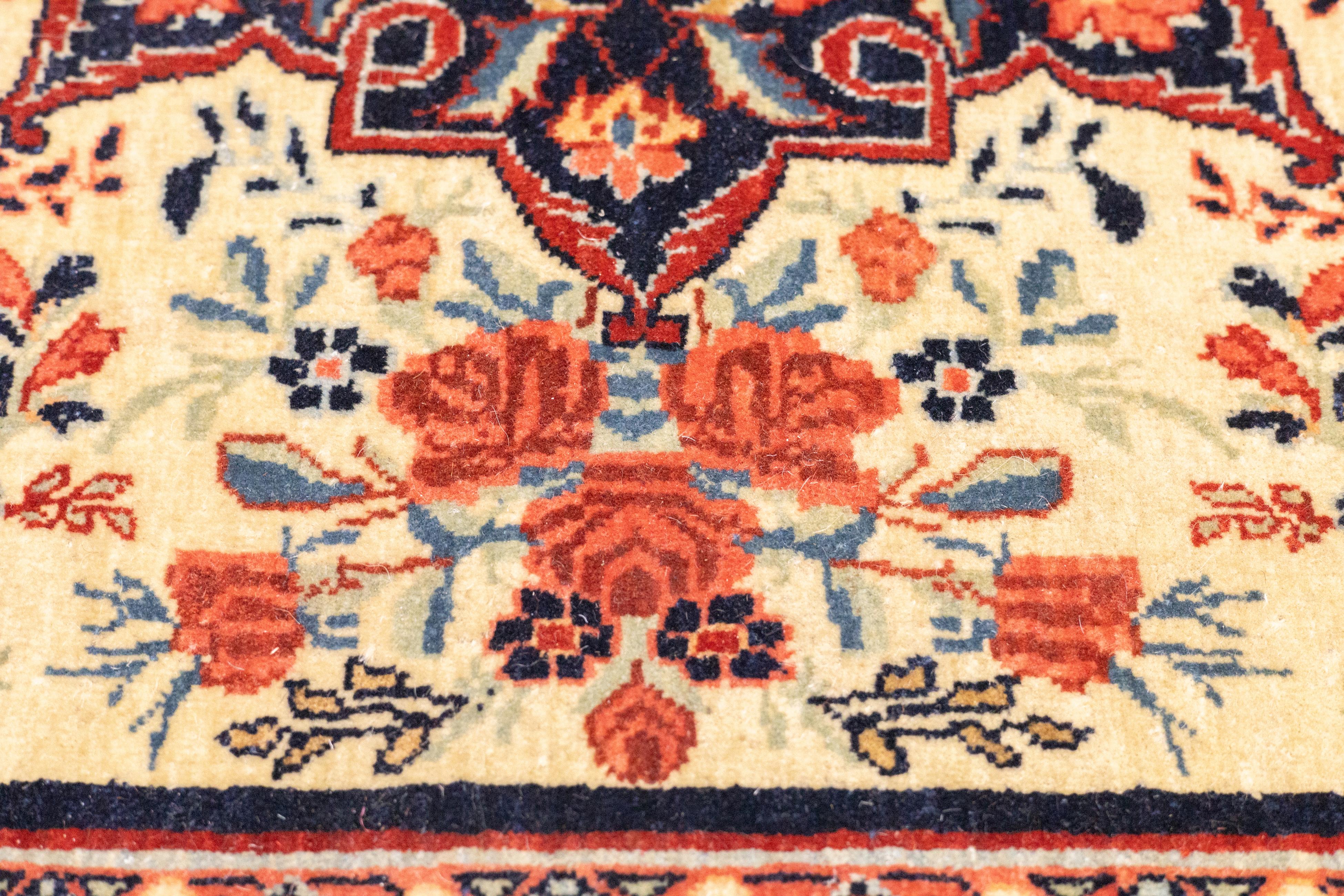 Feiner antiker persischer Bijar-Teppich 2'4'' x 2'9'' (20. Jahrhundert) im Angebot