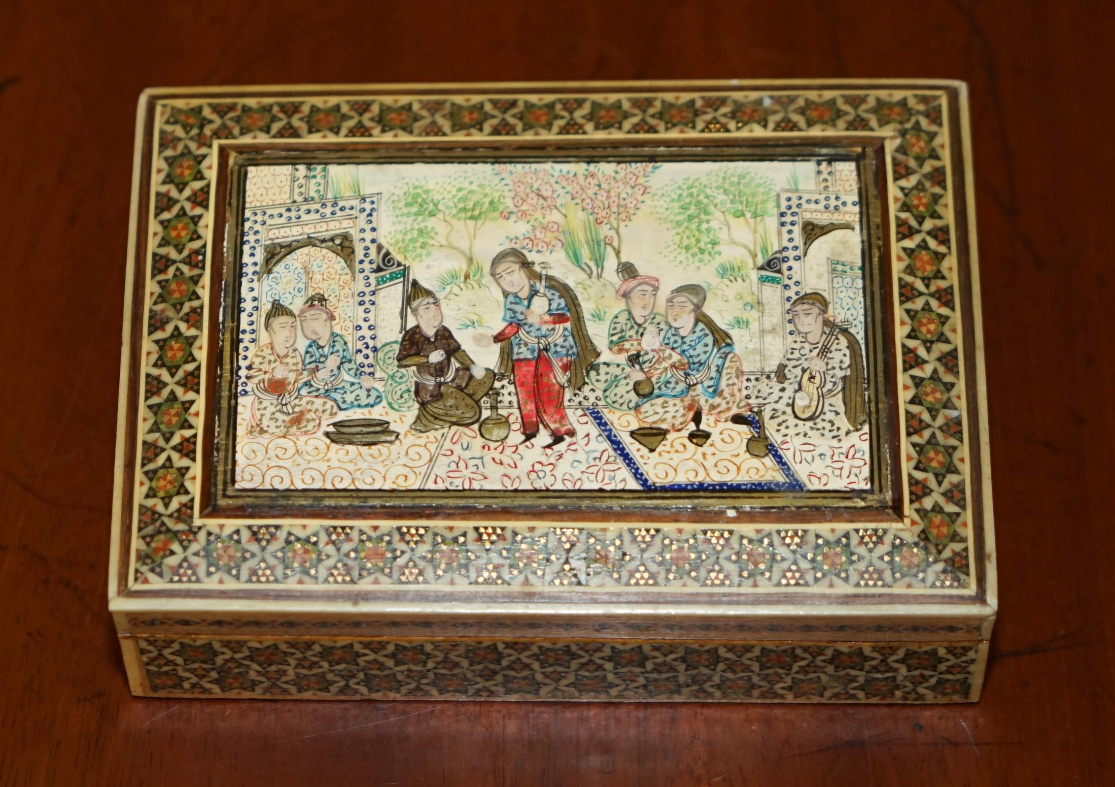 Royal House Antiques

Royal House Antiques ist erfreut, diese schöne, super dekorative antike persisch-orientalische Zigarettenschachtel mit wunderschön dekorativem oberen Bild und wunderbar eingelegten Seitenteilen zum Verkauf anzubieten

Ein
