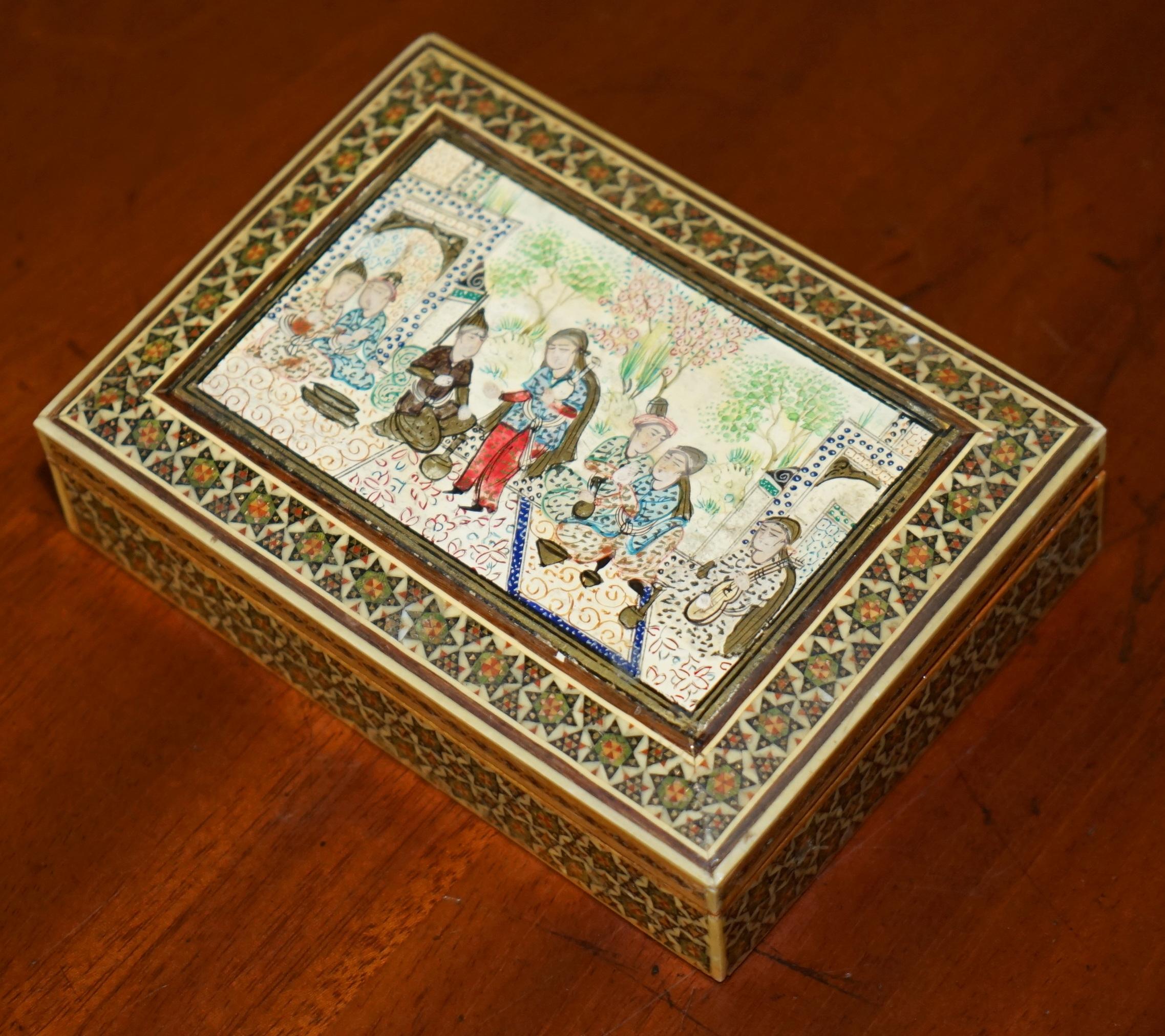 FINE ANTIQUE PERSIAN CIGARETTE BOX DEPICTING ORIENTAL CHINESE LOOKING PEOPLE (Viktorianisch) im Angebot