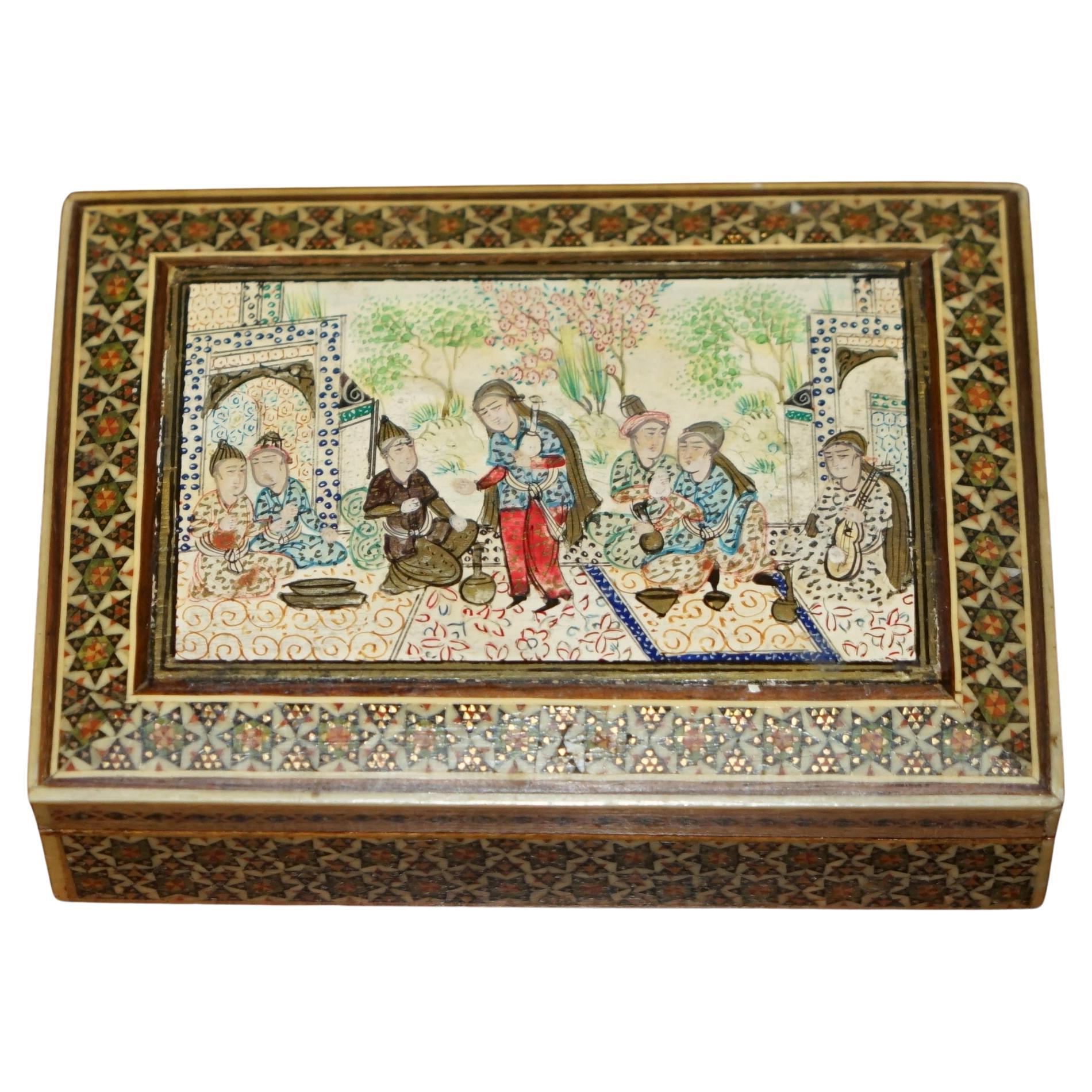 FINE ANTIQUE PERSIAN CIGARETTE BOX DEPICTING ORIENTAL CHINESE LOOKING PEOPLE im Angebot
