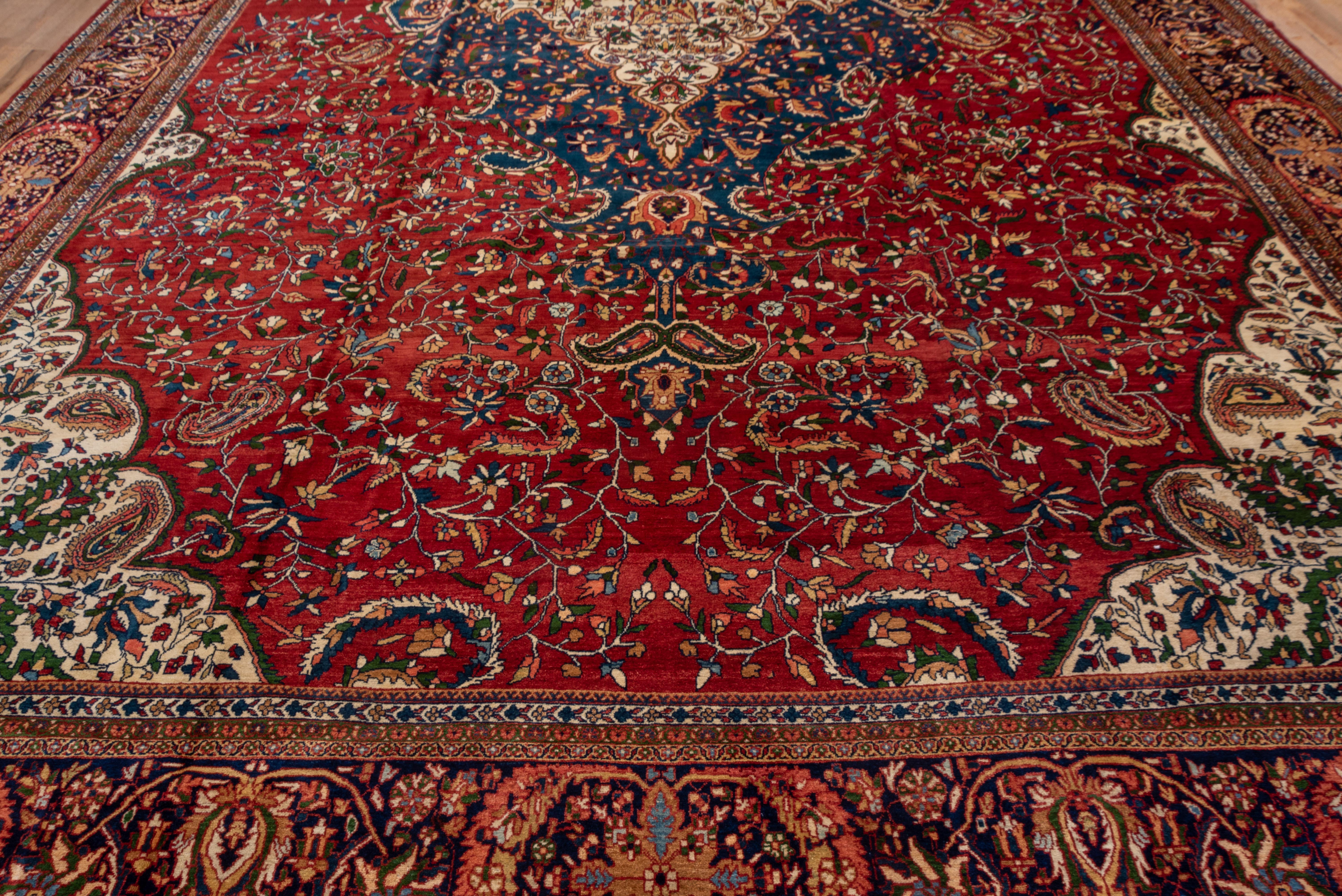 Annodato a mano Tappeto persiano antico Sarouk Farahan, campo esterno rosso, colori incredibilmente ricchi in vendita