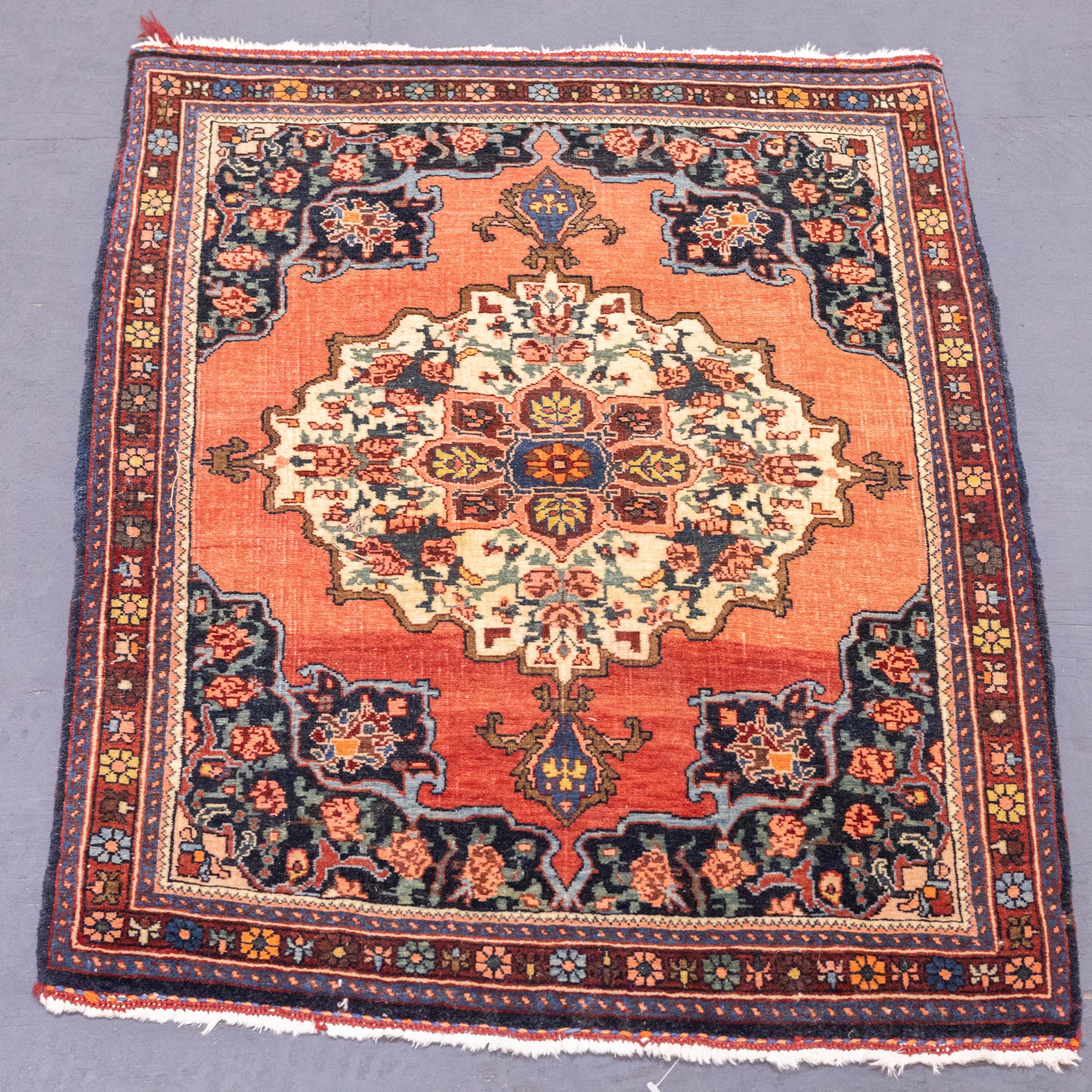 Annodato a mano Tappeto antico e pregiato Sarouk Farahan 2'3'' x 2'11'' in vendita